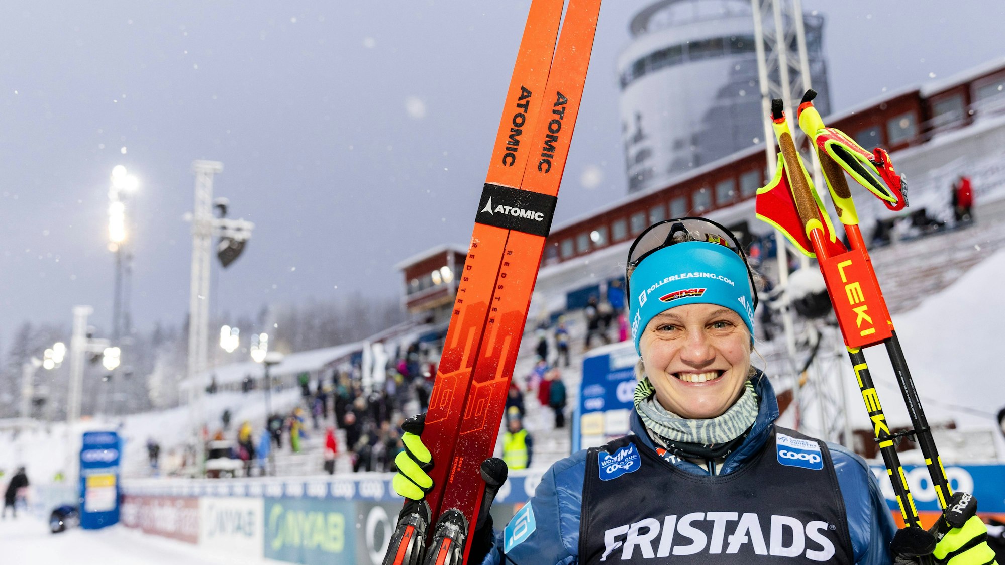 Jubel in Östersund: Victoria Carl feiert ihren starken Auftritt im 10-km-Freistilrennen beim Langlauf-Weltcup in Schweden.