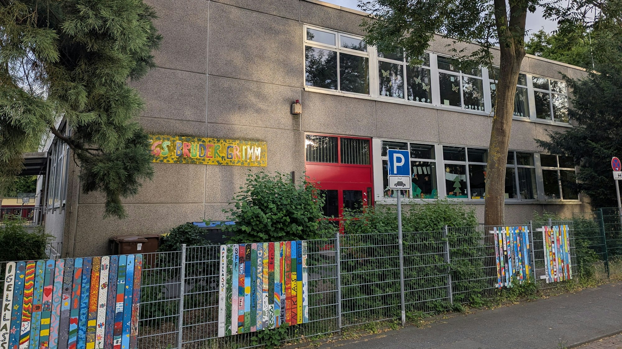 Das Foto zeigt eine Außenansicht der Brüder-Grimm-Schule in Gleuel.