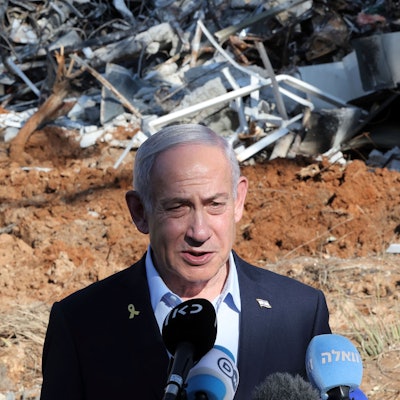 20.06.2025, Israel, Rehovot: Israels Premierminister Benjamin Netanjahu gibt während eines Besuchs des Weizmann-Instituts für Wissenschaft, das von iranischen Raketen getroffen wurde, in der Innenstadt von Rehovot eine Erklärung ab. Foto: Jack Guez/POOL AFP via AP/dpa +++ dpa-Bildfunk +++