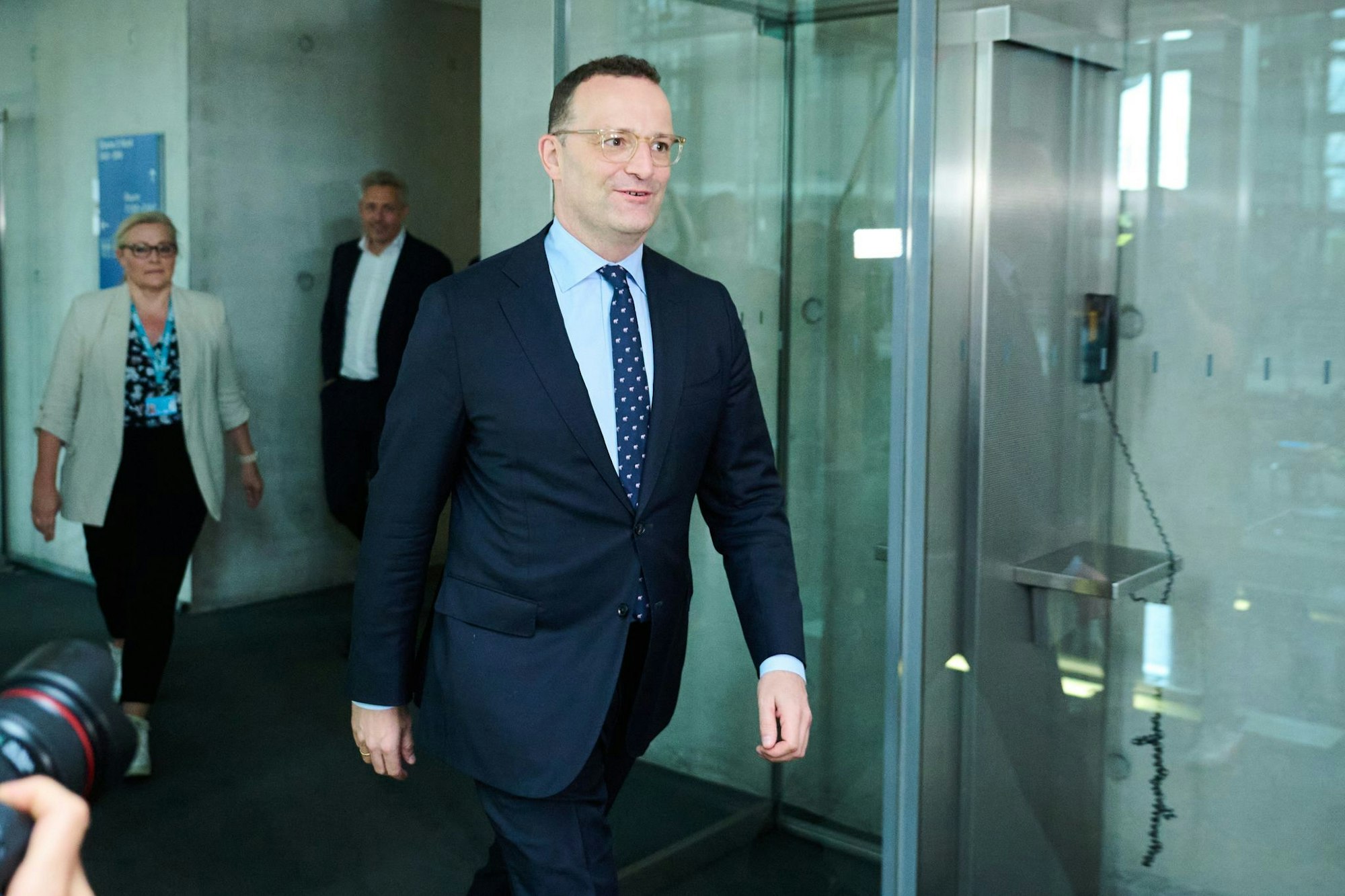 Unionsfraktionschef Jens Spahn auf dem Weg in den Haushaltsausschuss des Bundestages.