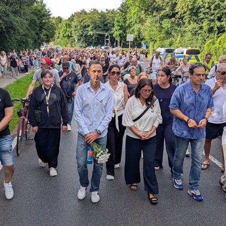 Das Foto zeigt die Teilnehmer des Schweigegangs auf der Frechener Straße.