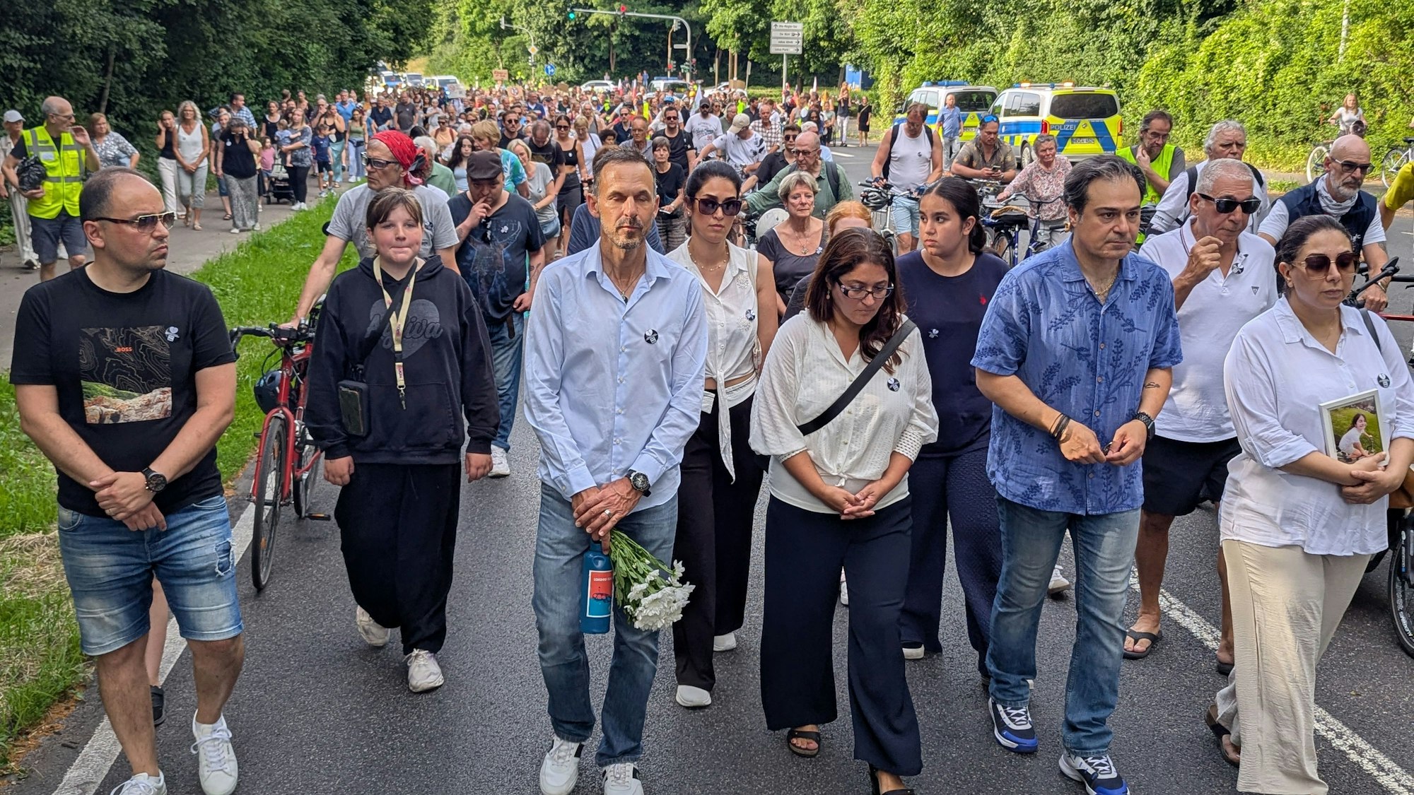 Das Foto zeigt die Teilnehmer des Schweigegangs auf der Frechener Straße.