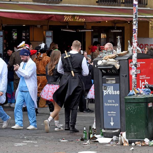 Blick in die Düsseldorfer Altstadt zur Eröffnung des Straßenkarnevals. Überfüllte Mülleimer sind auch hier ein Problem (Archivfoto).