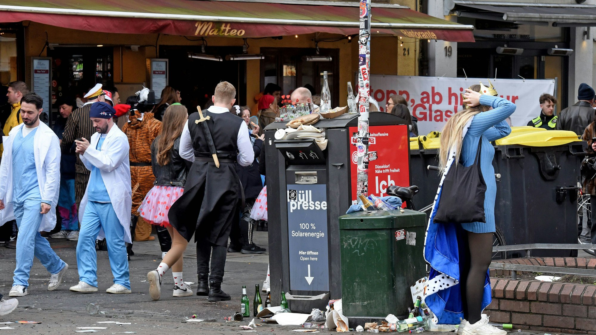 Blick in die Düsseldorfer Altstadt zur Eröffnung des Straßenkarnevals. Überfüllte Mülleimer sind auch hier ein Problem (Archivfoto).