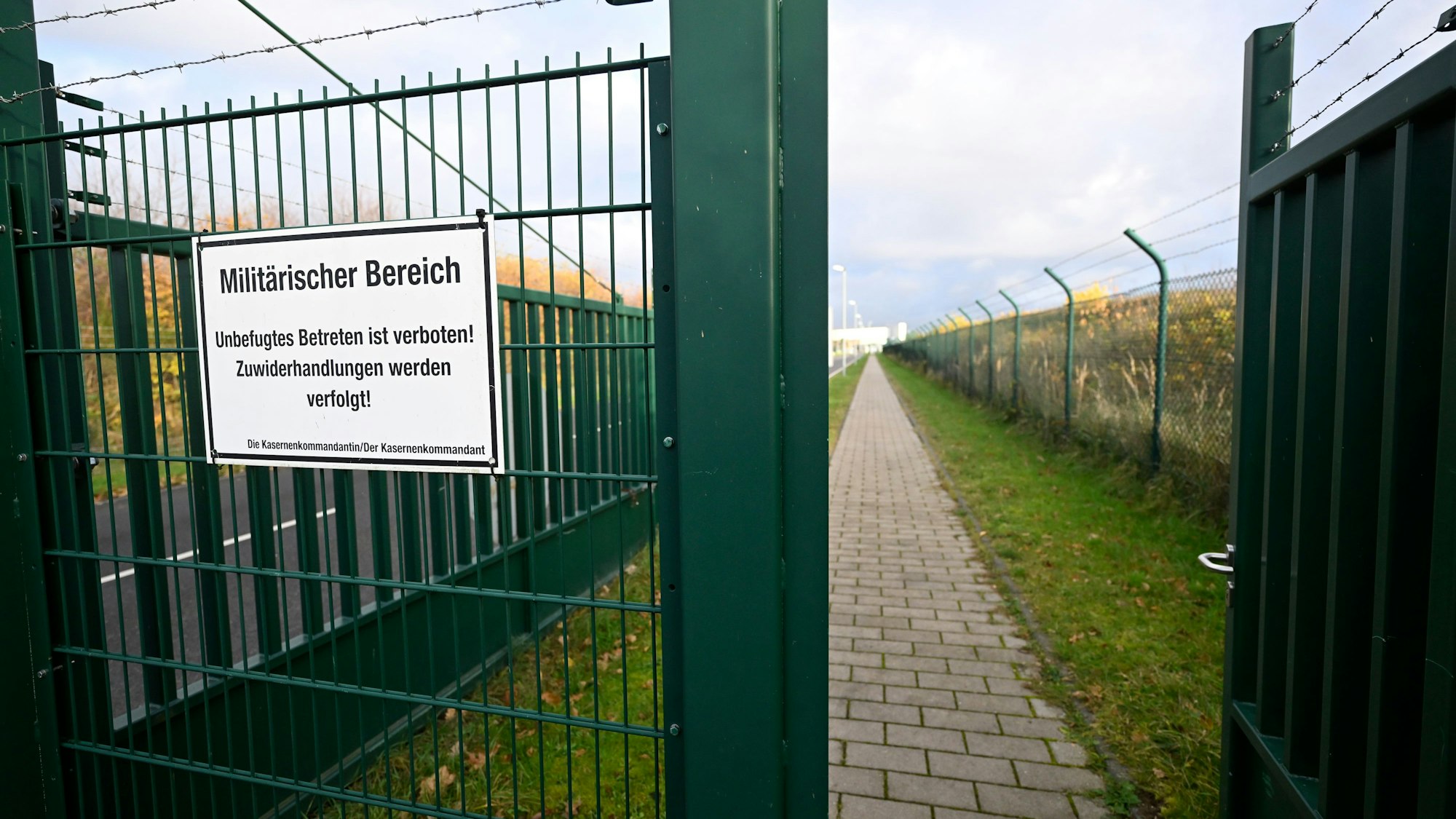 Nordrhein-Westfalen, Köln: Blick auf den Sicherheitszaun der Bundeswehr-Luftwaffenkaserne in Wahnheide. (Archivbild)