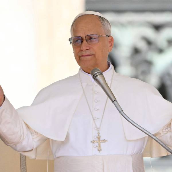Papst Leo XIV. spricht zu den Gläubigen während der wöchentlichen Generalaudienz auf dem Petersplatz im Vatikan.
