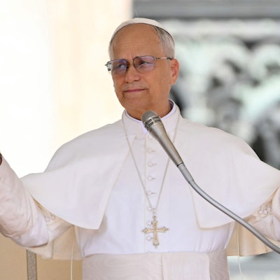 Papst Leo XIV. spricht zu den Gläubigen während der wöchentlichen Generalaudienz auf dem Petersplatz im Vatikan.