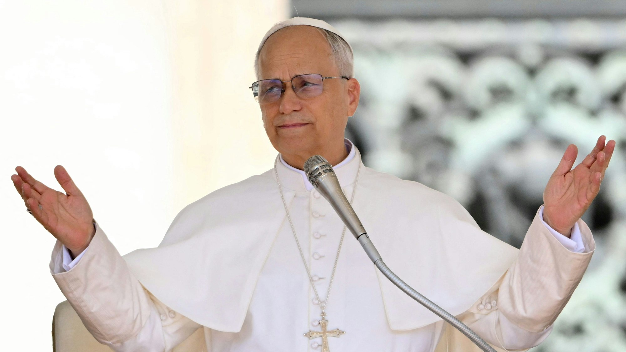Papst Leo XIV. spricht zu den Gläubigen während der wöchentlichen Generalaudienz auf dem Petersplatz im Vatikan.