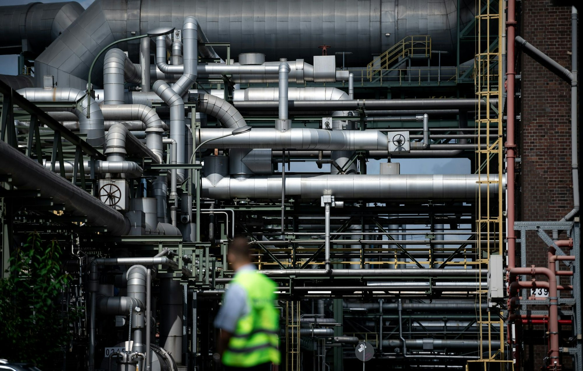 Unter anderem die Chemieindustrie steht in Deutschland wegen der hohen Energiekosten unter Druck. (Archivbild).