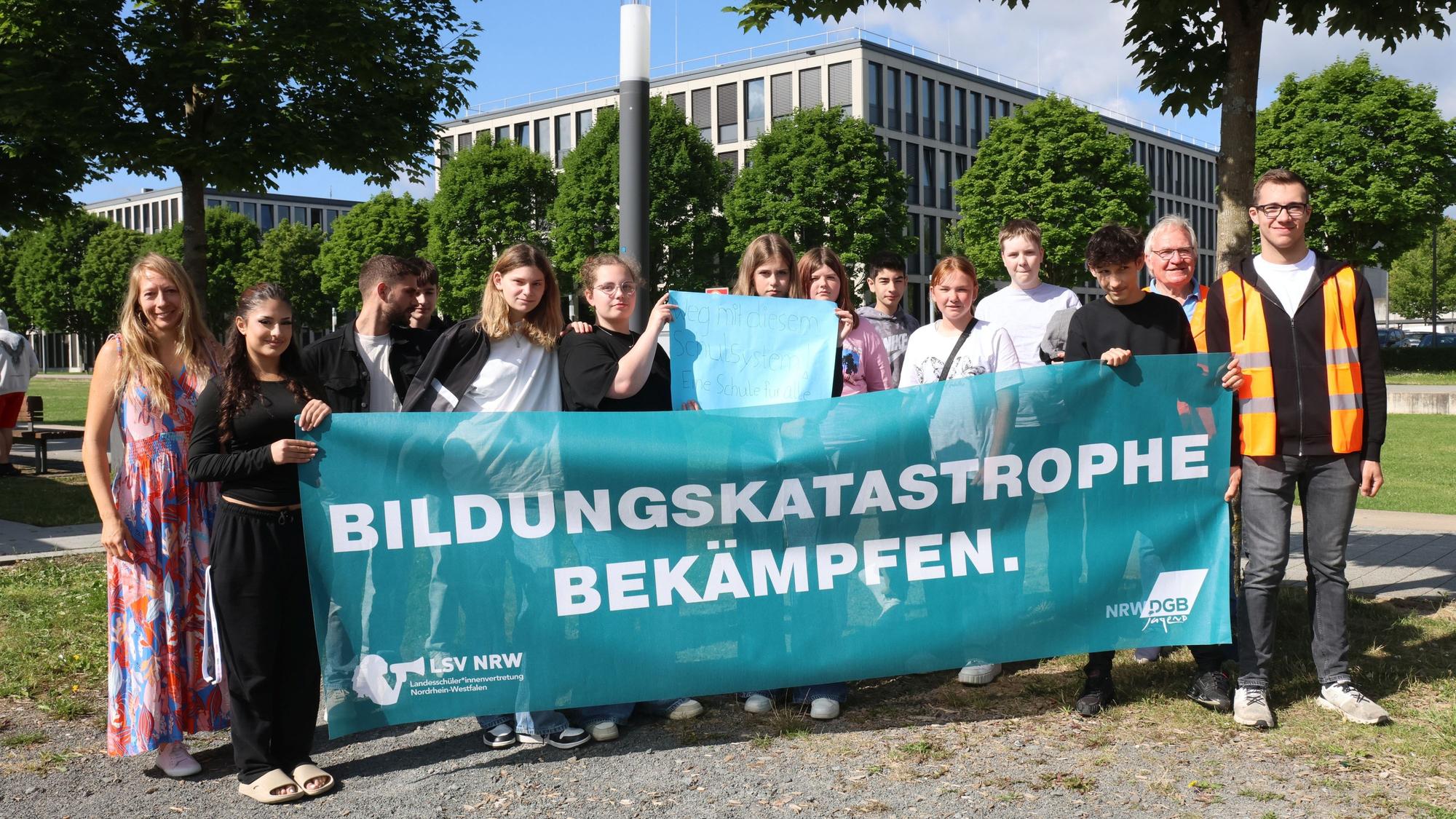 Die Schülergruppe auf der Demo.