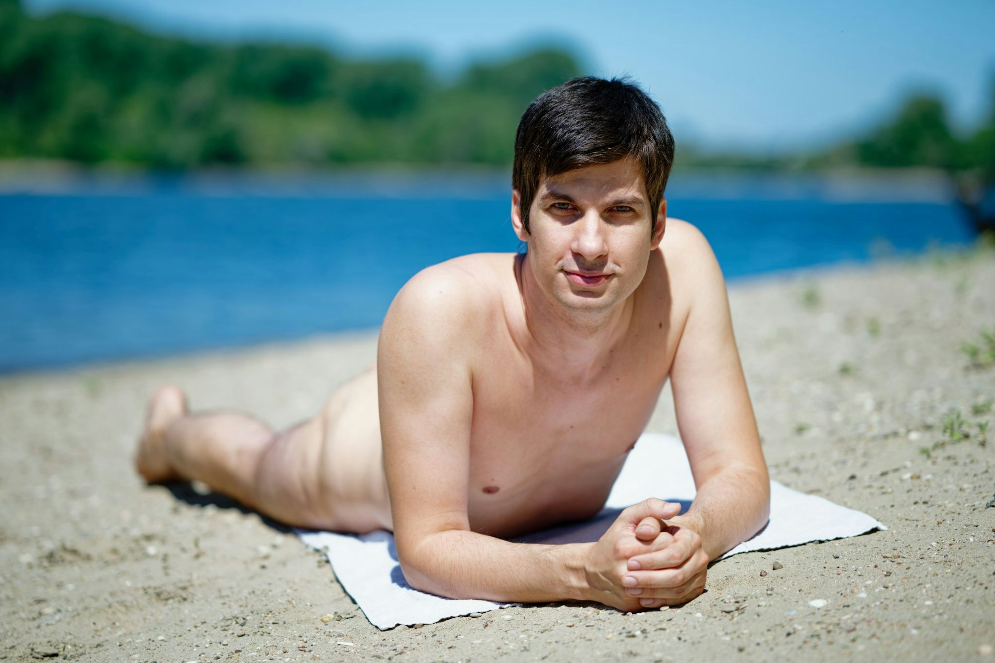 Stadtrat Julien Ferrat (Die Mannheimer) will am FKK-Strand auf der Friesenheimer Insel in Mannheim ein Trainingscamp bieten.