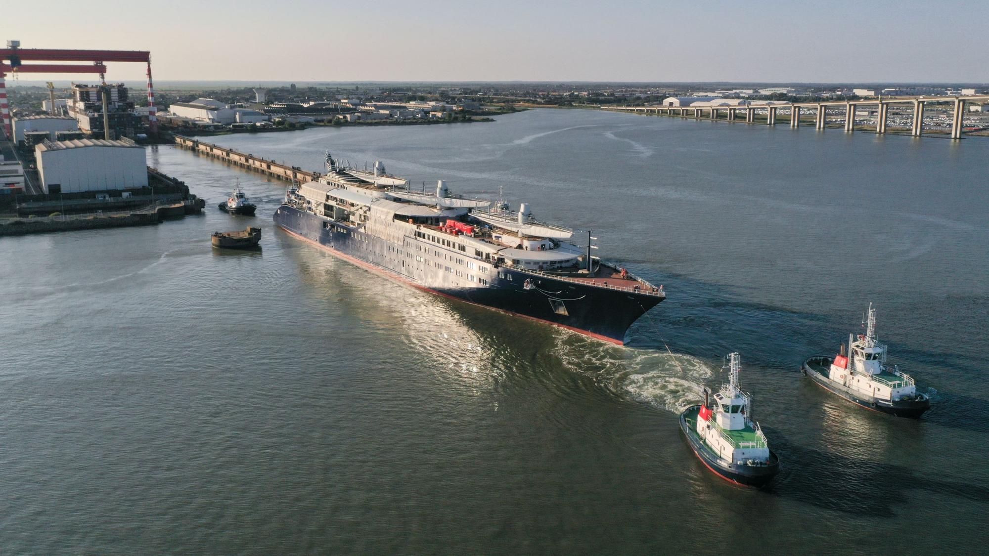 Die „Orient-Express Corinthian“ verlässt erstmals das Baudock in Saint-Nazaire.