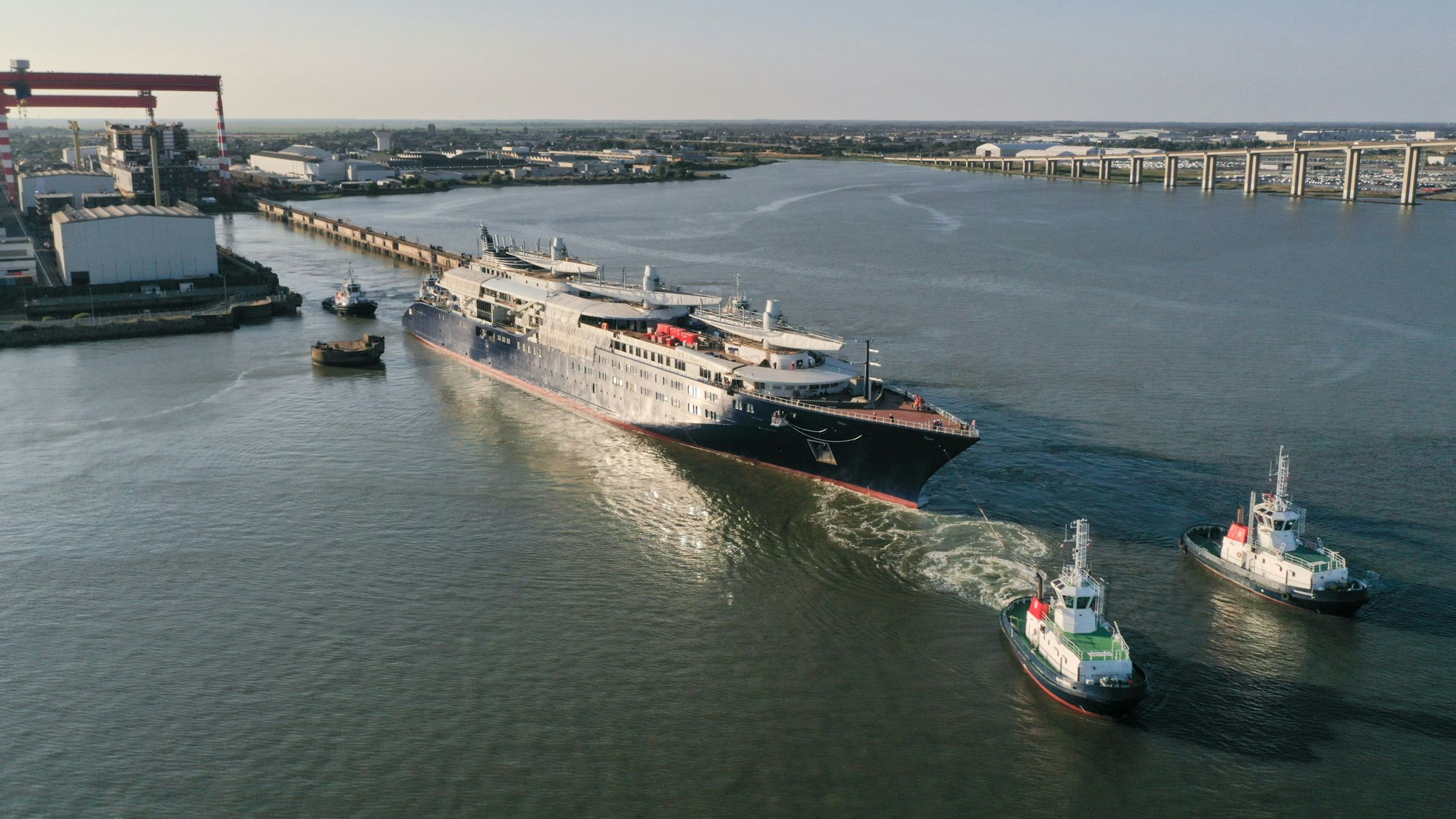 Die „Orient-Express Corinthian“ verlässt erstmals das Baudock in Saint-Nazaire.
