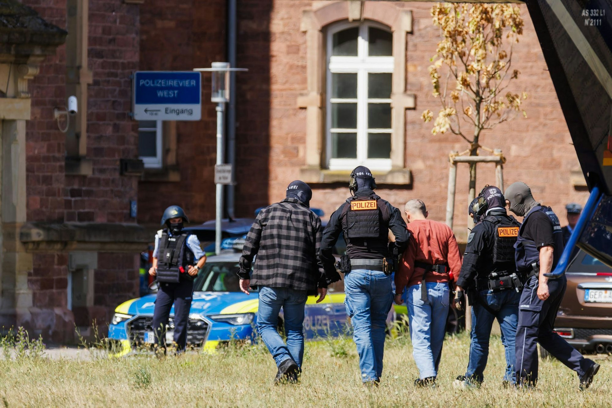 Die Bundesanwaltschaft lässt den mutmaßlichen Täter nach Karlsruhe bringen.