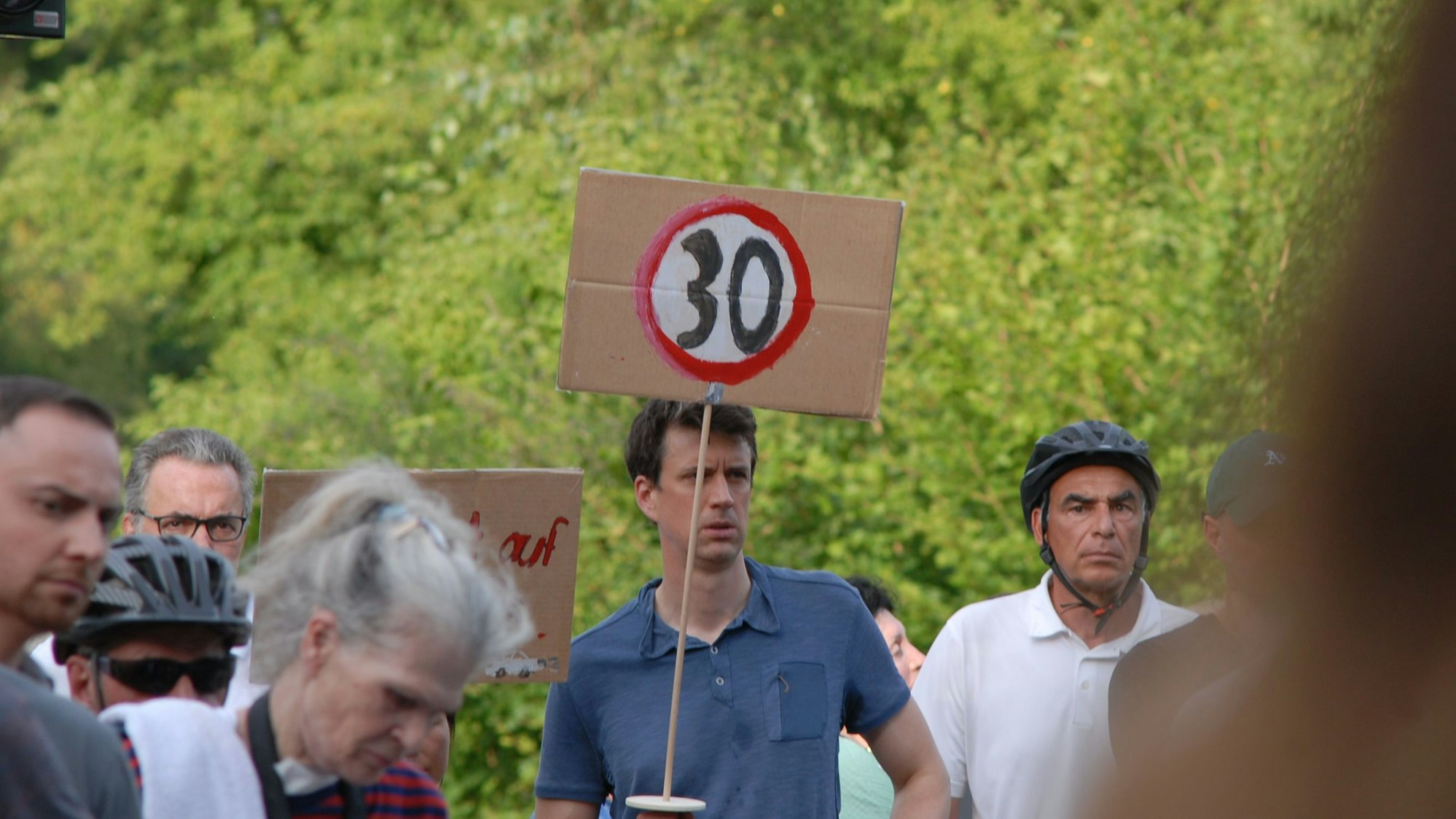 Das Foto zeigt Teilnehmer des Schweigemarschs mit Pappschildern.