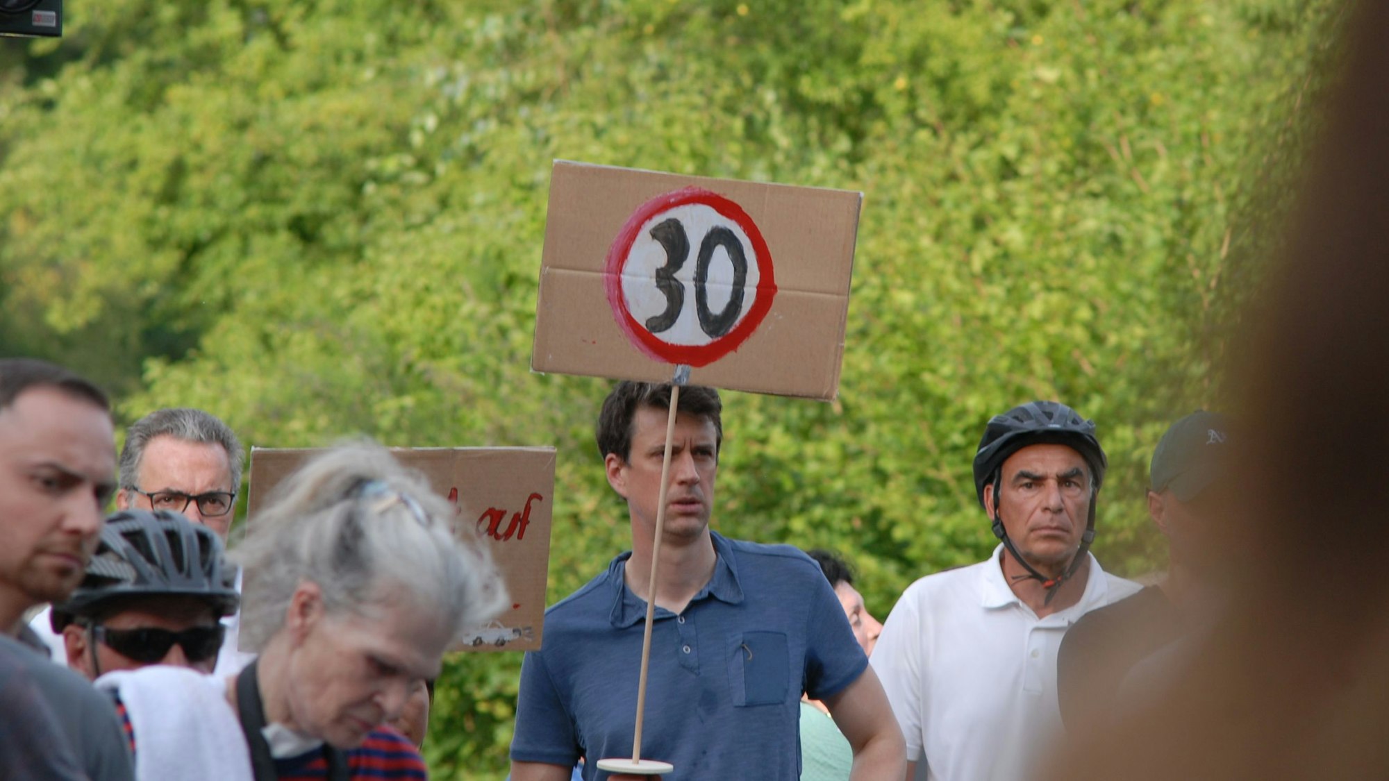 Das Foto zeigt Teilnehmer des Schweigemarschs mit Pappschildern.