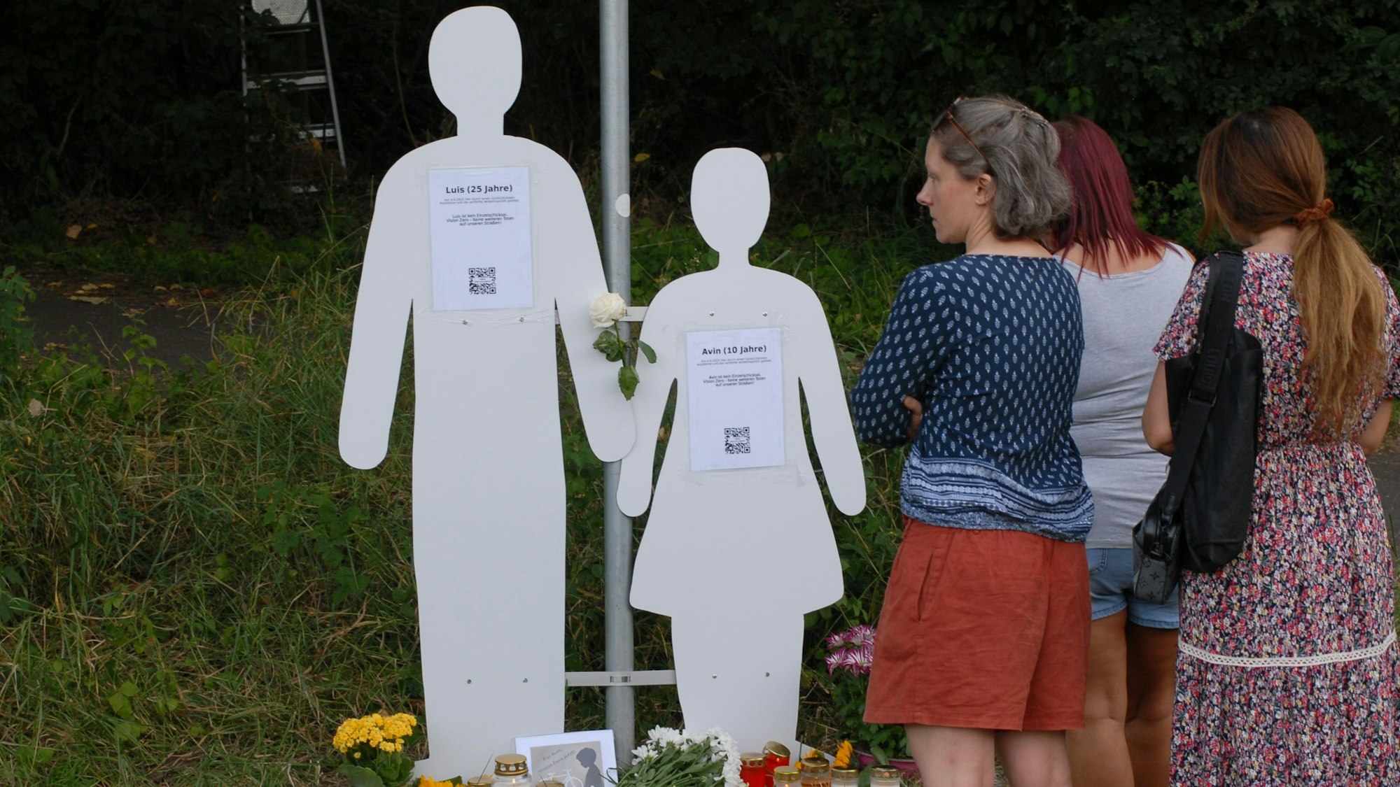 Um an die Unfallopfer zu erinnern, wurden zwei weiße Figuren am Wegrand aufgestellt.