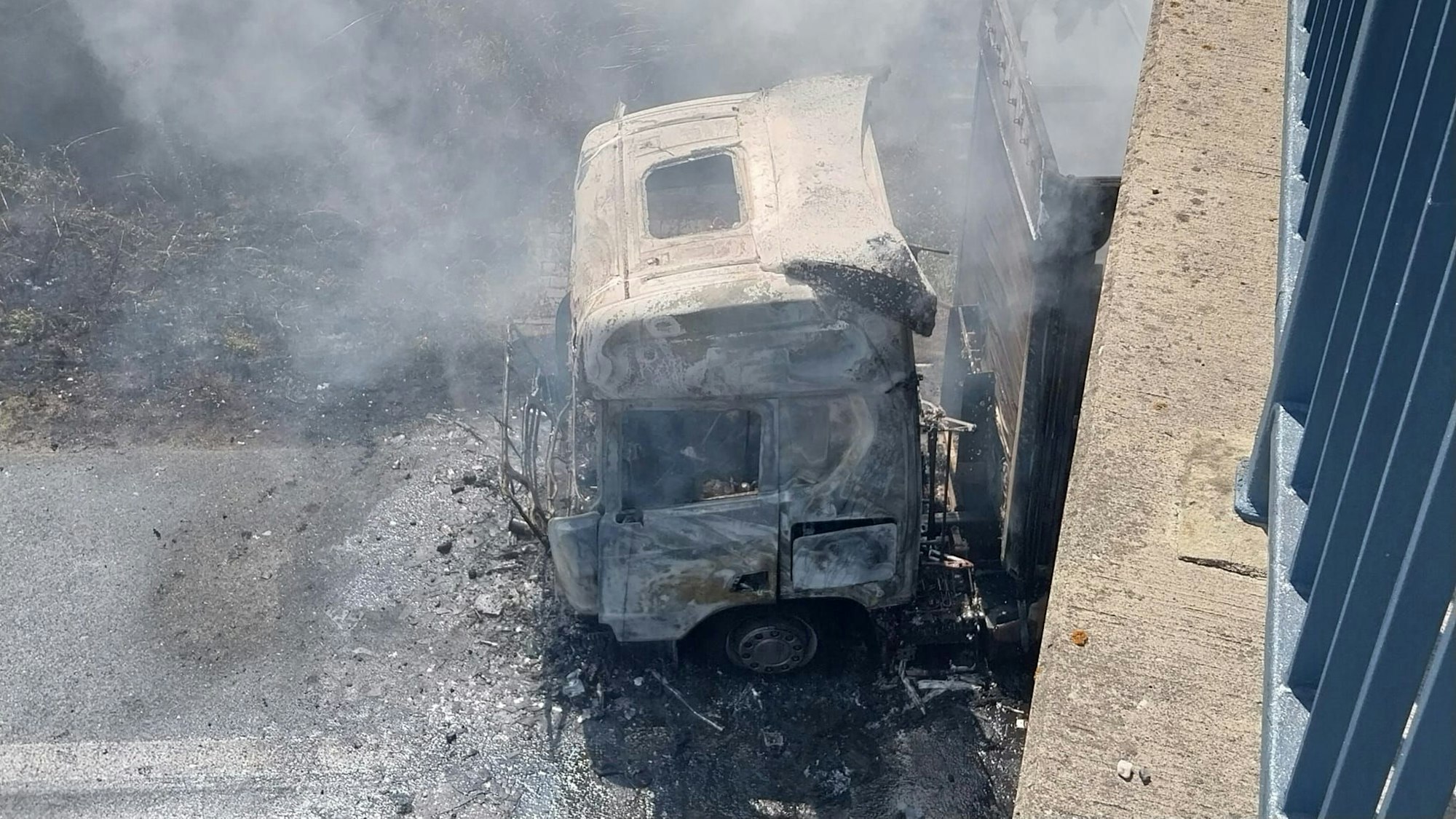 Auf der A3 in Richtung Frankfurt ist ein Lkw in Brand geraten. Die Fahrbahn ist voll gesperrt.