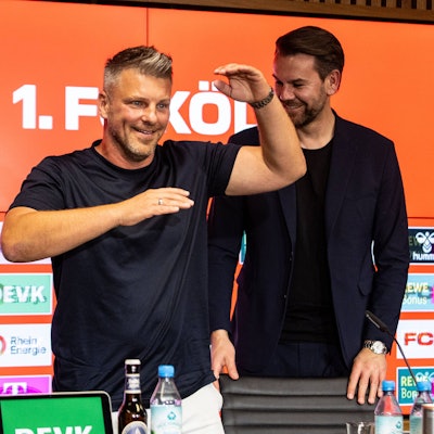 Pressekonferenz: Vorstellung, Lukas Kwasniok, 25.06.2025 Lukas Kwasniok Cheftrainer, 1.FC Köln, Thomas KesslerSportdirektor, 1.FC Köln Pressekonferenz: Vorstellung, Lukas Kwasniok. Neuer FC-Cheftrainer nimmt Arbeit auf, RheinEnergie Stadion, 25.06.2025 *** Press conference presentation, Lukas Kwasniok, 25 06 2025 Lukas Kwasniok Head Coach, 1 FC Köln , Thomas Kessler Sports Director, 1 FC Köln Press conference presentation, Lukas Kwasniok New FC Head Coach starts work, RheinEnergie Stadion, 25 06 2025 Copyright: xBEAUTIFULxSPORTS/Buriakovx