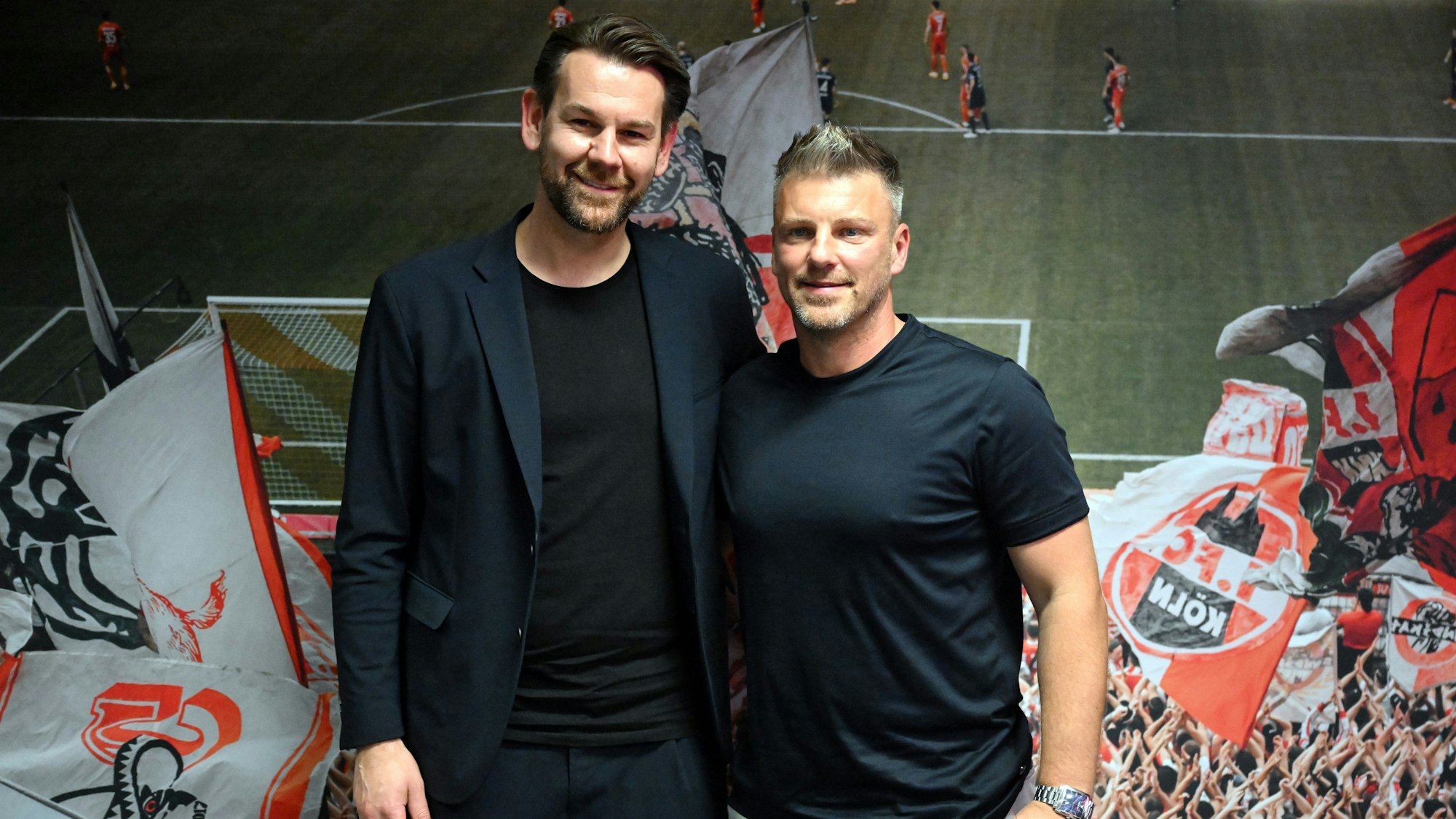 Lukas Kwasniok (r), neuer Trainer des 1. FC Köln, und Sportdirektor Thomas Kessler stehen nach einer Pressekonferenz zusammen. (Archivbild)