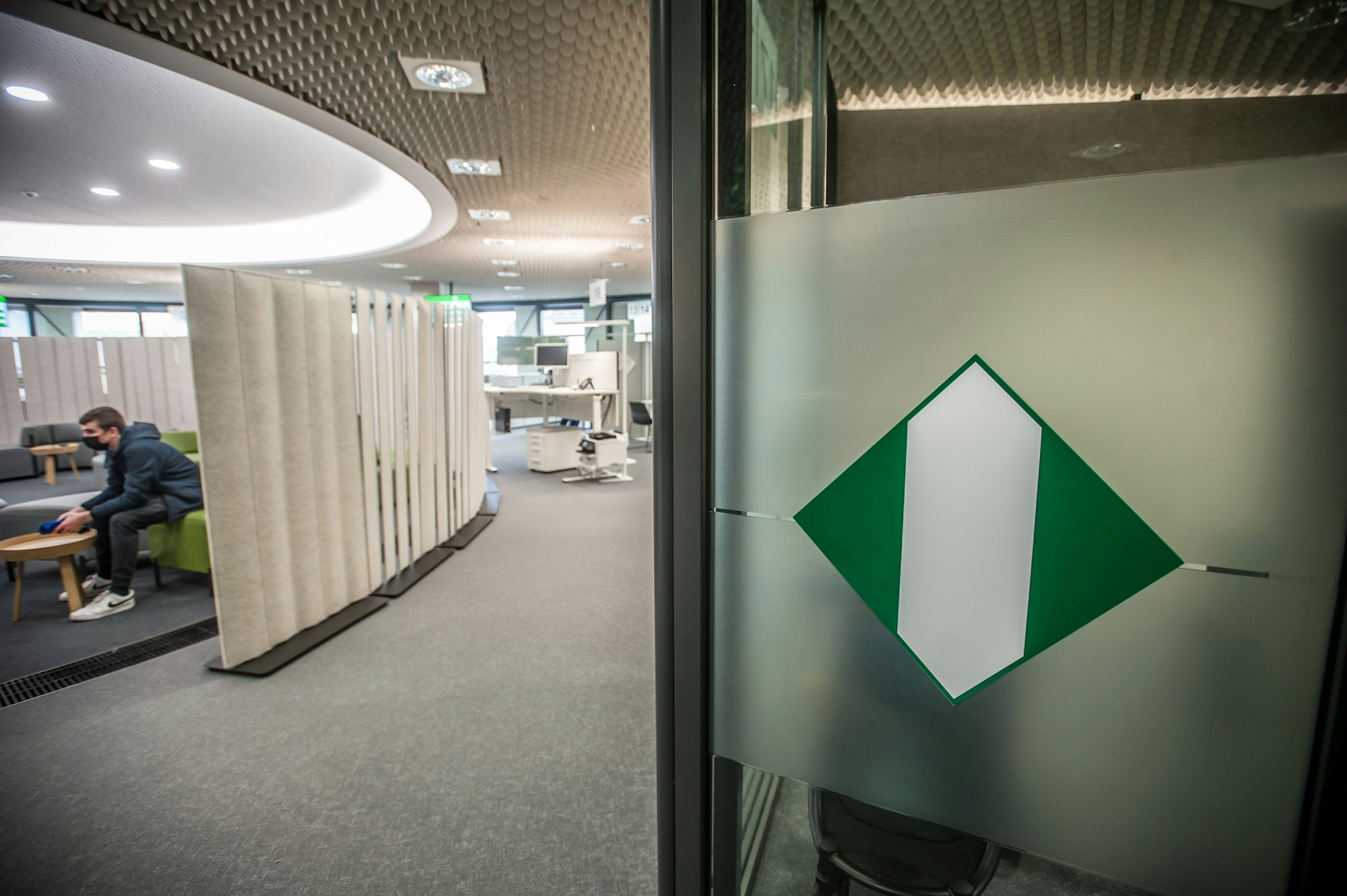 Bürgerbüro, Luminaden, ehemalige Sparkasse. Besetzte und unbesetzte Arbeitsplätze