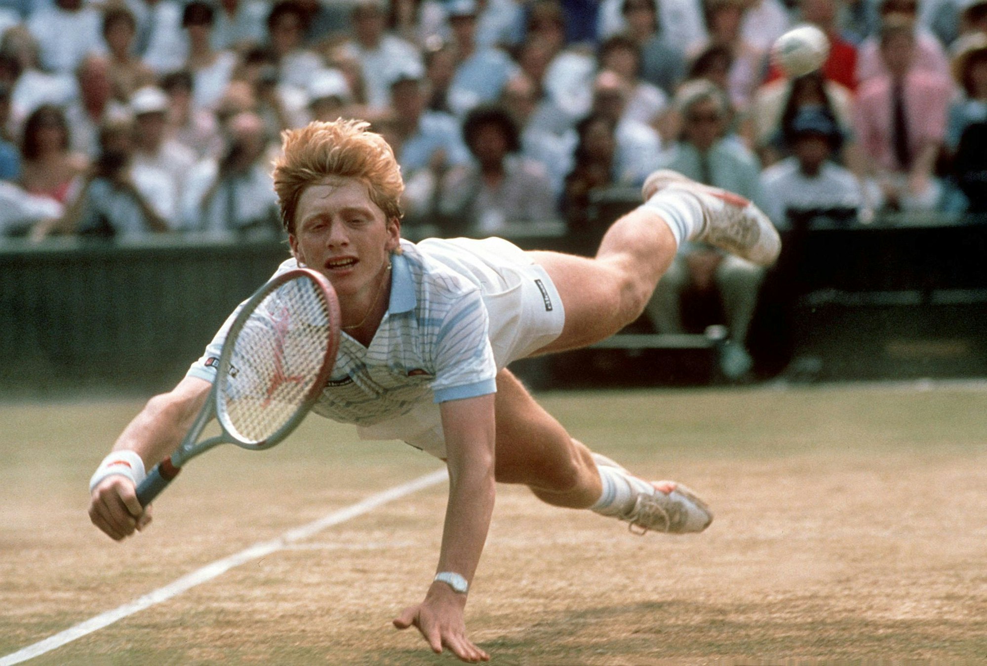 Der 17-jährige Boris Becker hechtet zu einem Ball und gewinnt später erstmals Wimbledon.