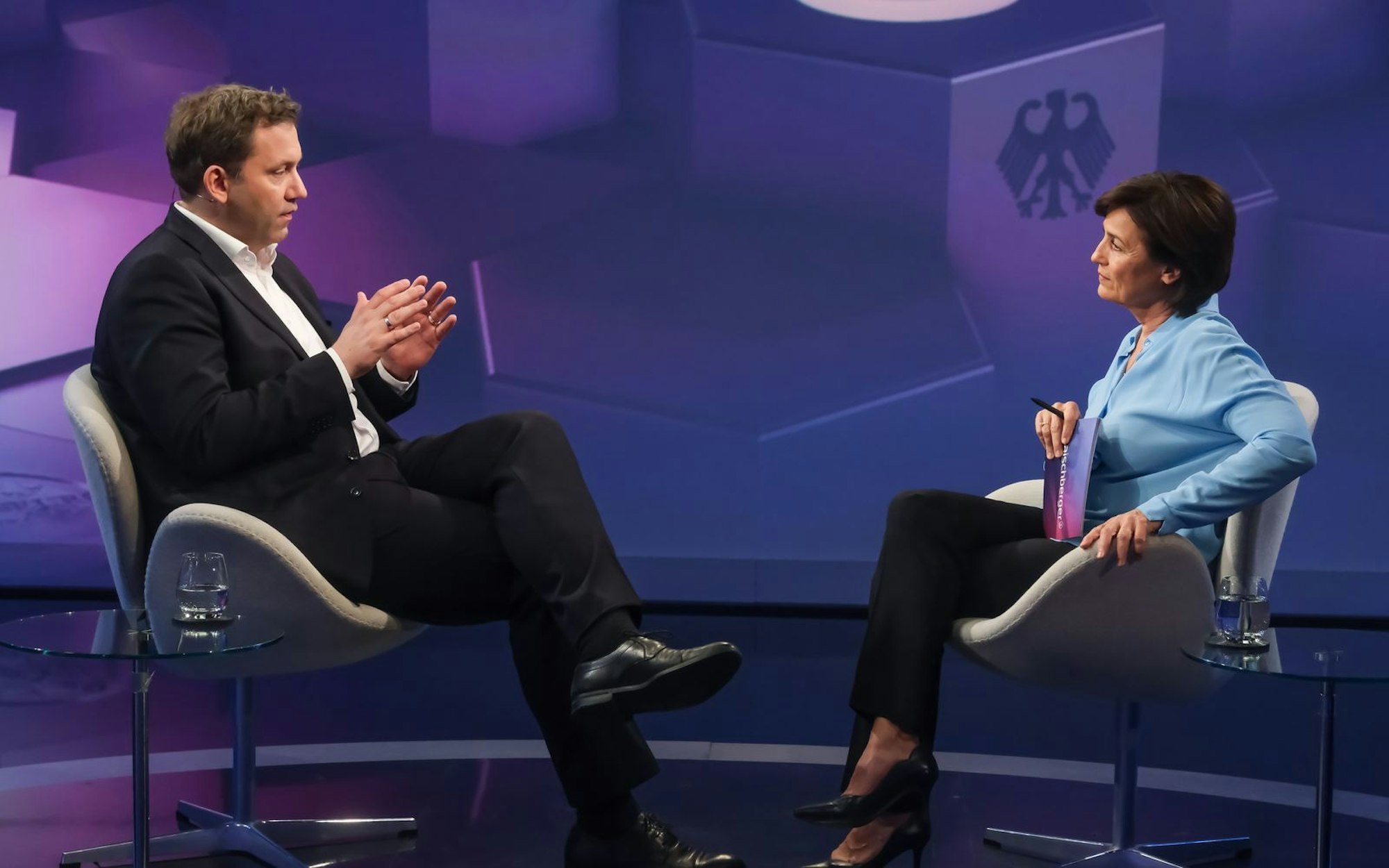In Bezug auf die Mütterrente erklärt Lars Klingbeil im Gespräch mit Sandra Maischberger: „Markus Söder ist das sehr wichtig.“ (Bild: WDR/Oliver Ziebe)