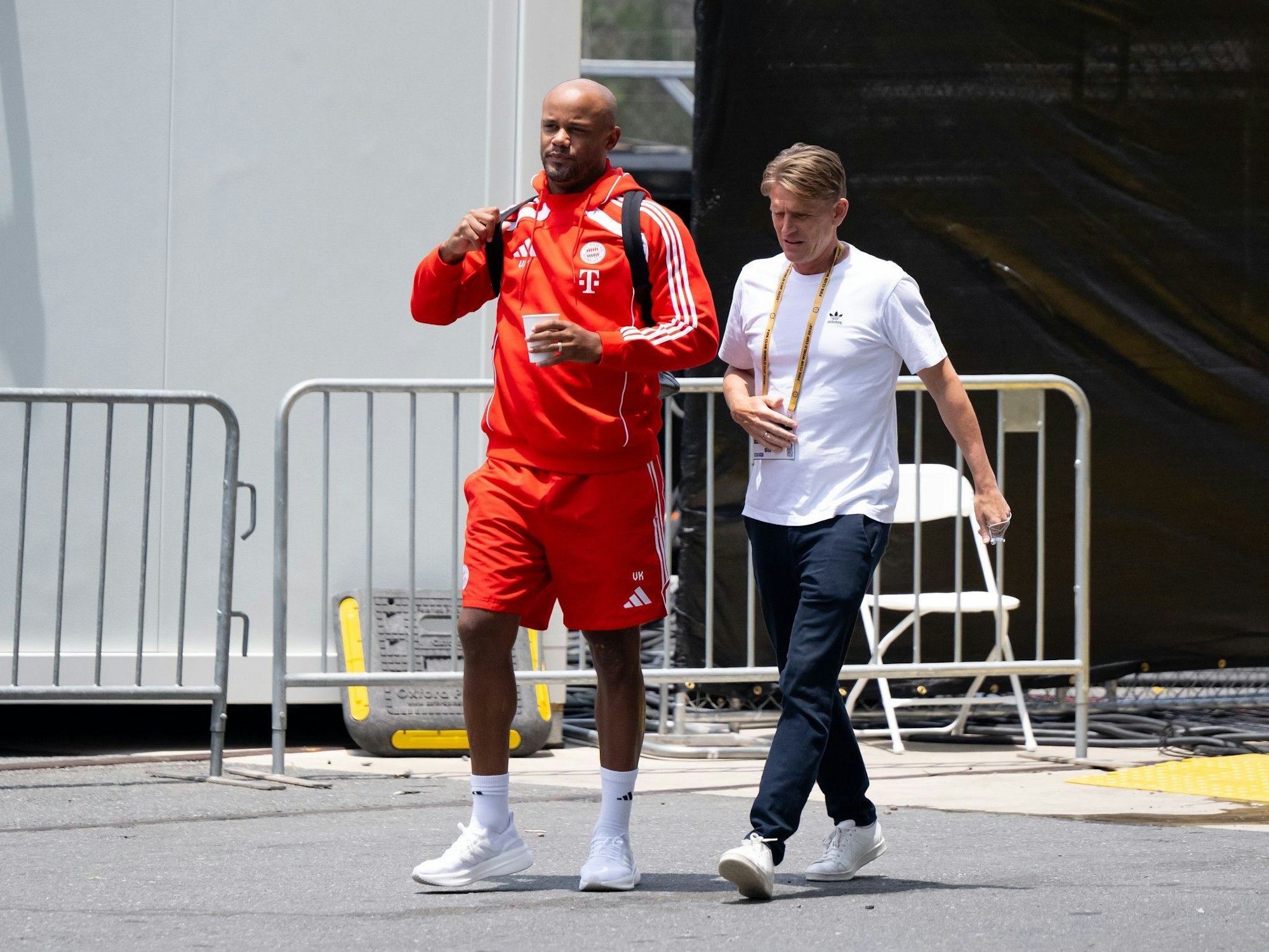 Sportdirektor Christoph Freund (r) und Trainer Vincent Kompany in Charlotte.