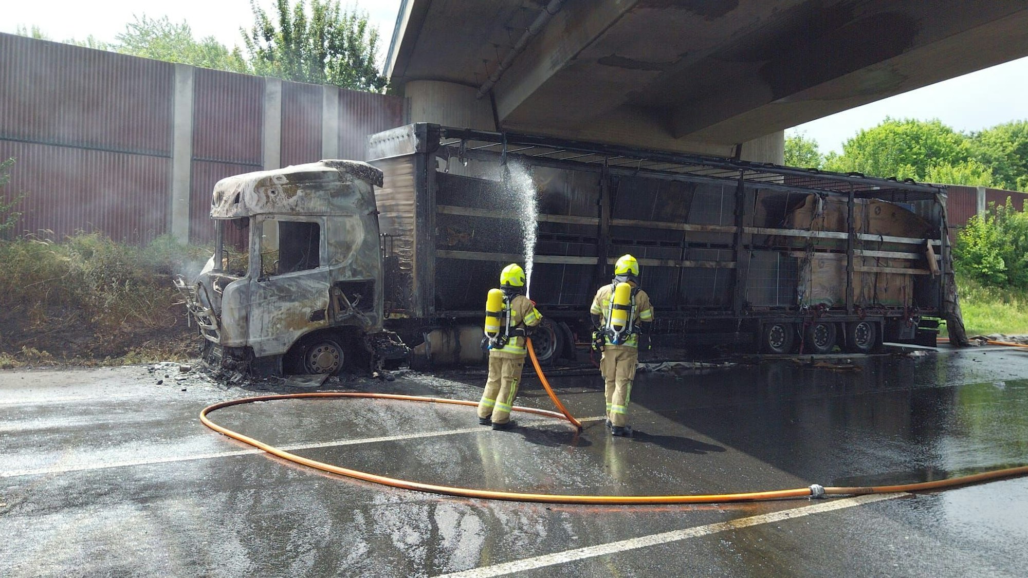 Der Lkw hat 600 Solarpaneele geladen.