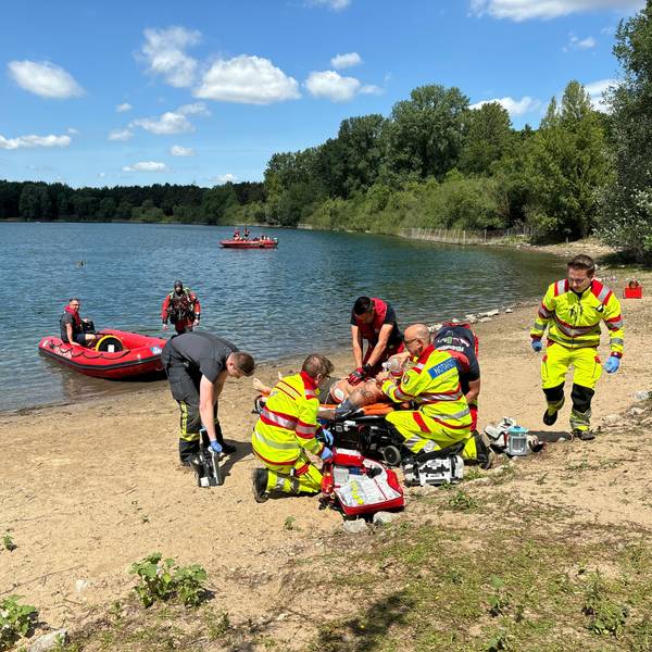 Rettungskräfte von Feuerwehr und DLRG Köln demonstrieren am Fühlinger See den Ablauf einer Rettung bei einem Badeunfall.