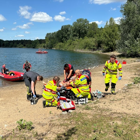 Rettungskräfte von Feuerwehr und DLRG Köln demonstrieren am Fühlinger See den Ablauf einer Rettung bei einem Badeunfall.