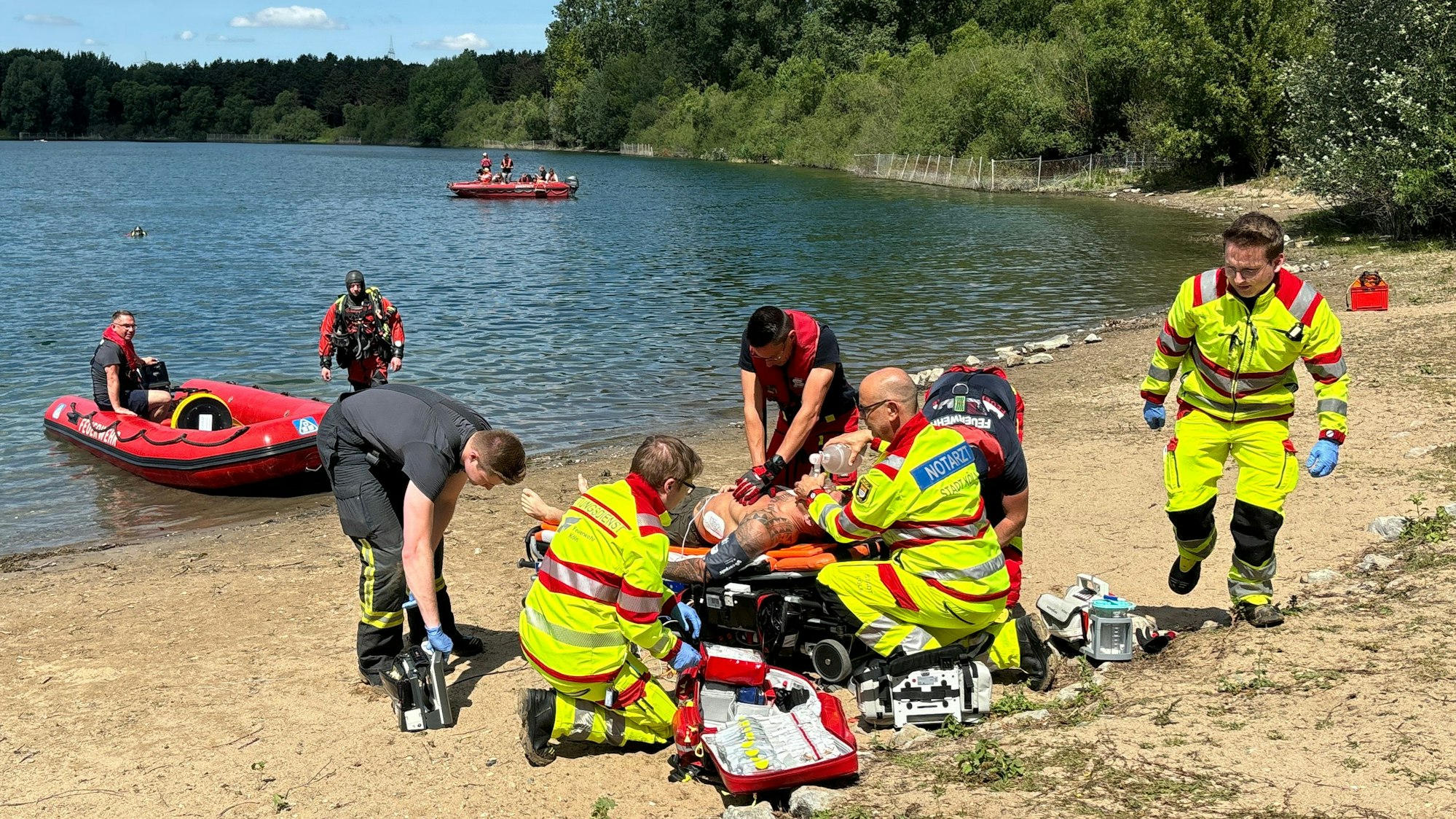 Rettungskräfte von Feuerwehr und DLRG Köln demonstrieren am Fühlinger See den Ablauf einer Rettung bei einem Badeunfall.