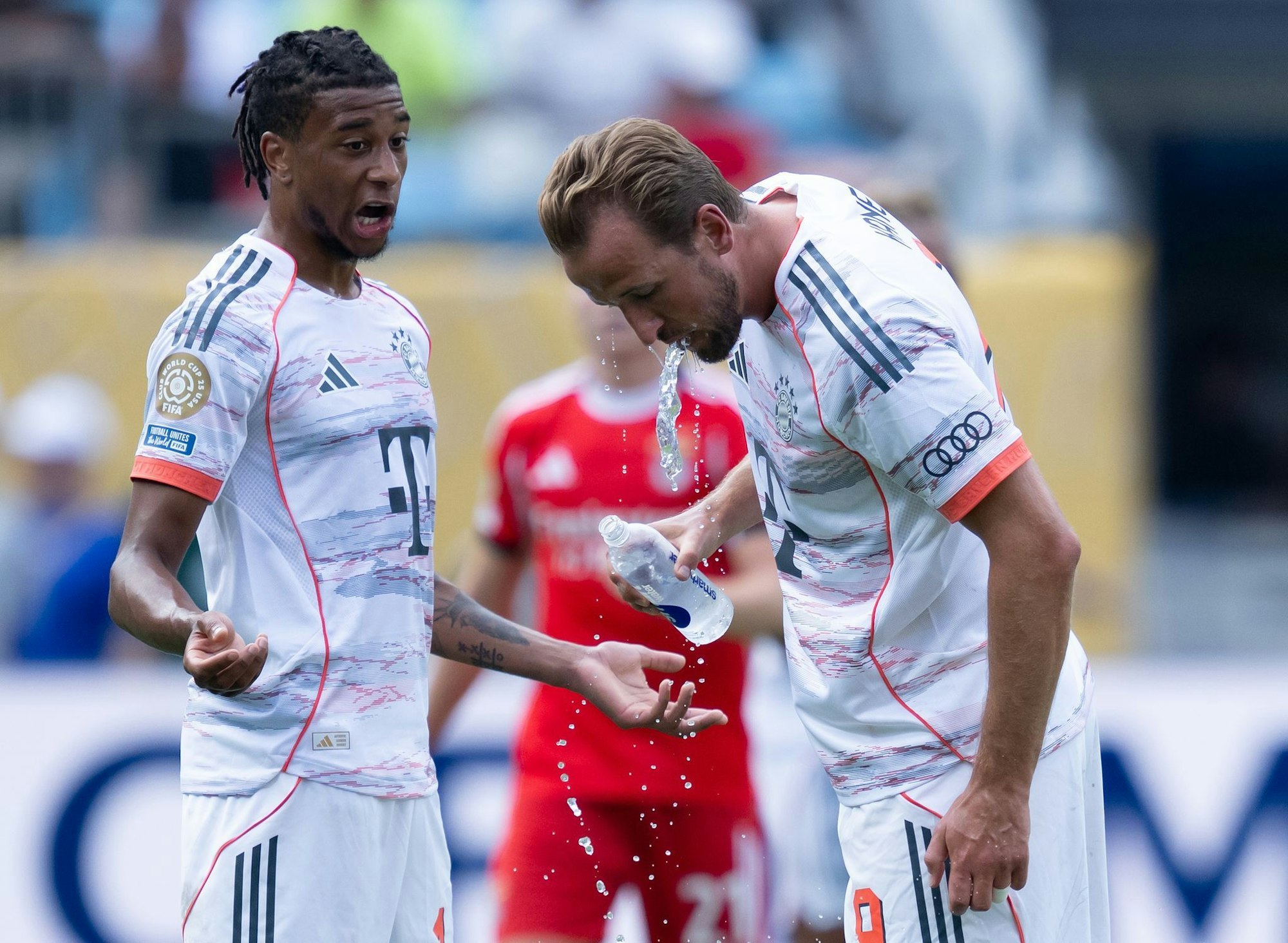 Die Hitze in Charlotte setzte allen Spielern extrem zu. Harry Kane mit Wasserflasche in einer Trinkpause, links Teamkollege Michael Olise.