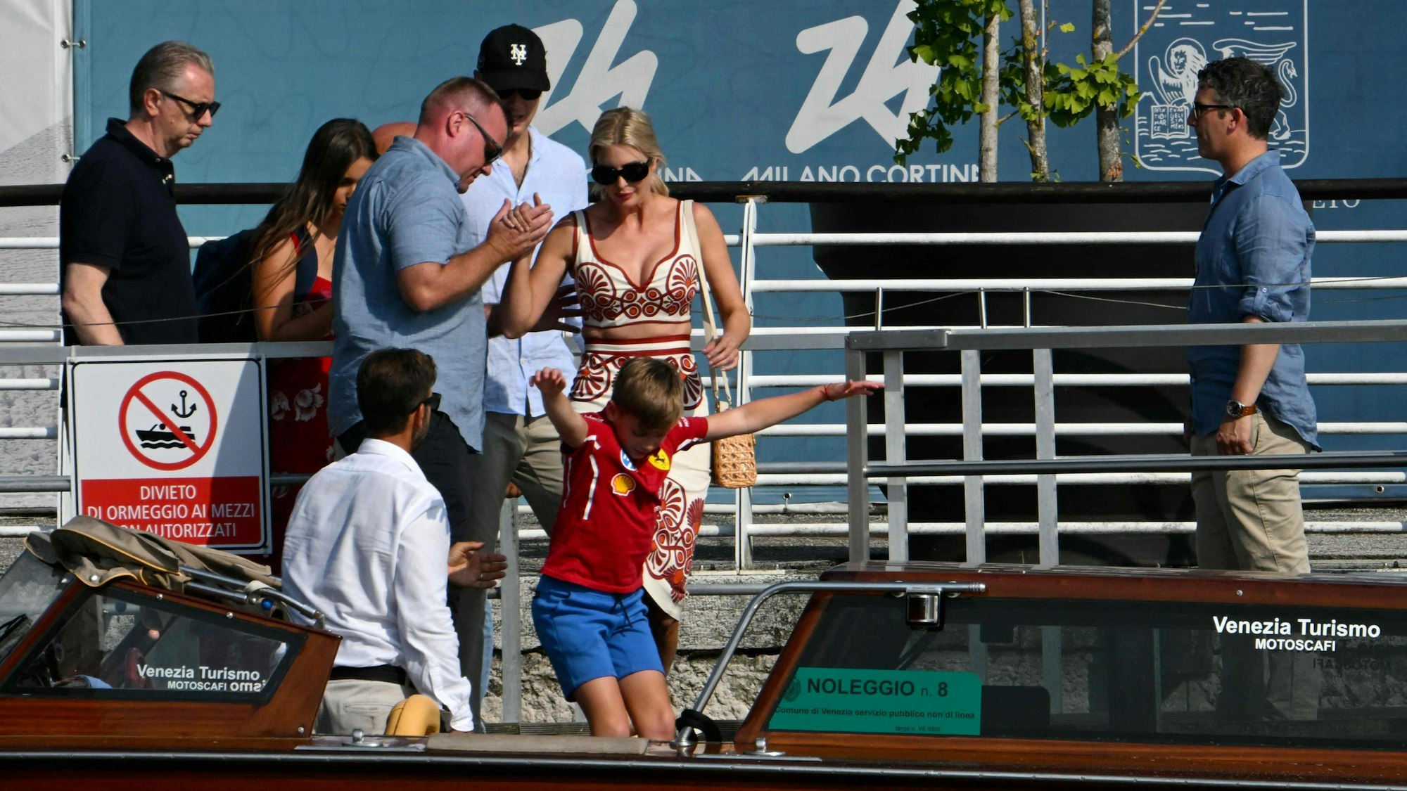 Ivanka Trump und Jared Kushner – stilecht im Wassertaxi zur Bezos-Hochzeit, als wäre Venedig ihr privater Laufsteg.