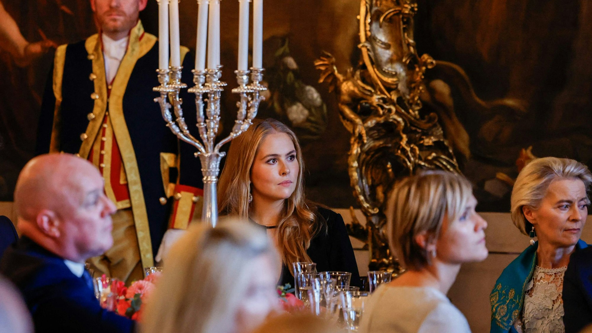 Kronprinzessin Amalia lauscht der Ansprache ihres Vaters.