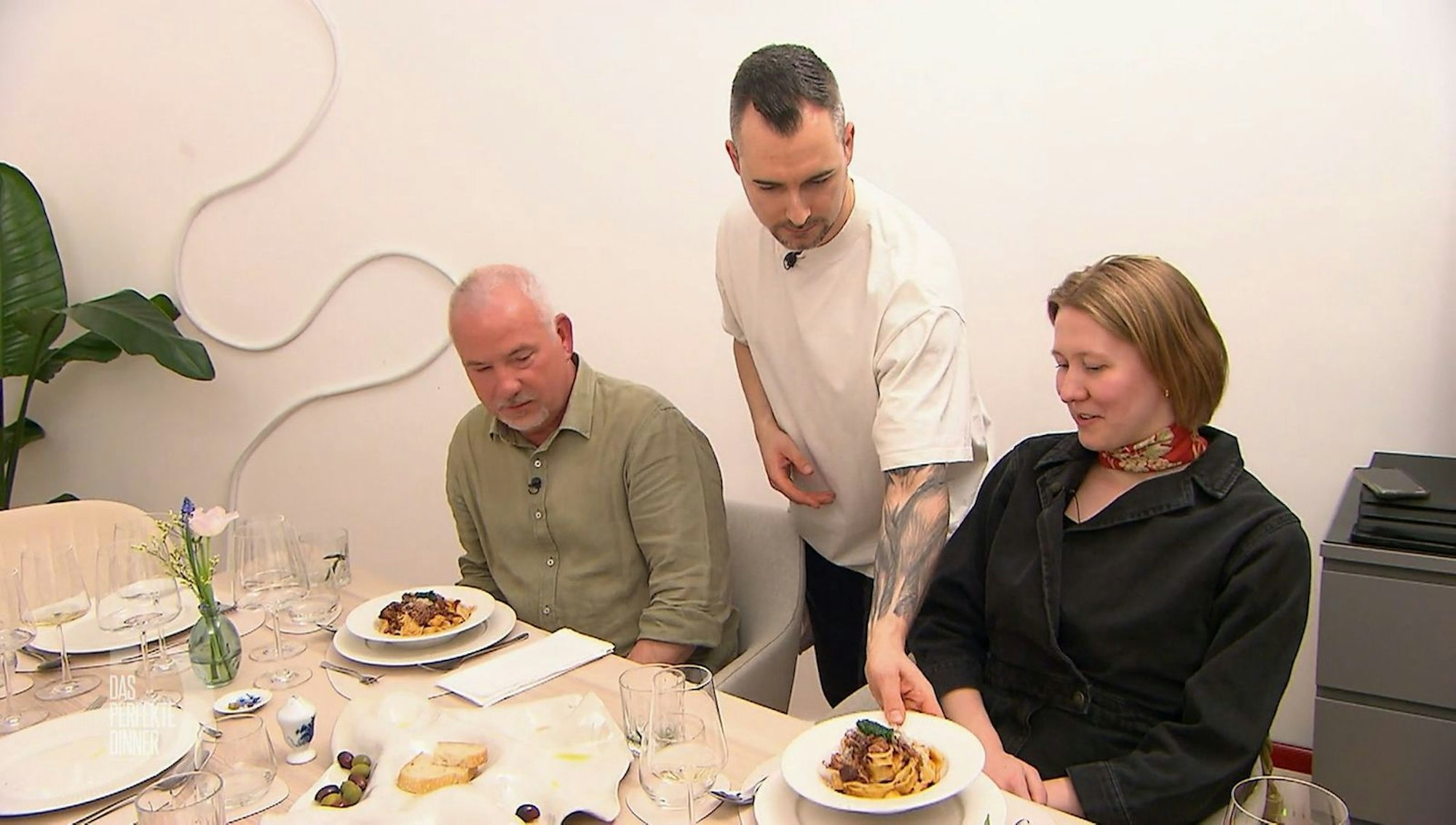 Benni serviert Theresa und Heiko hausgemachte Tagliatelle mit Ragú. (Bild: RTL)