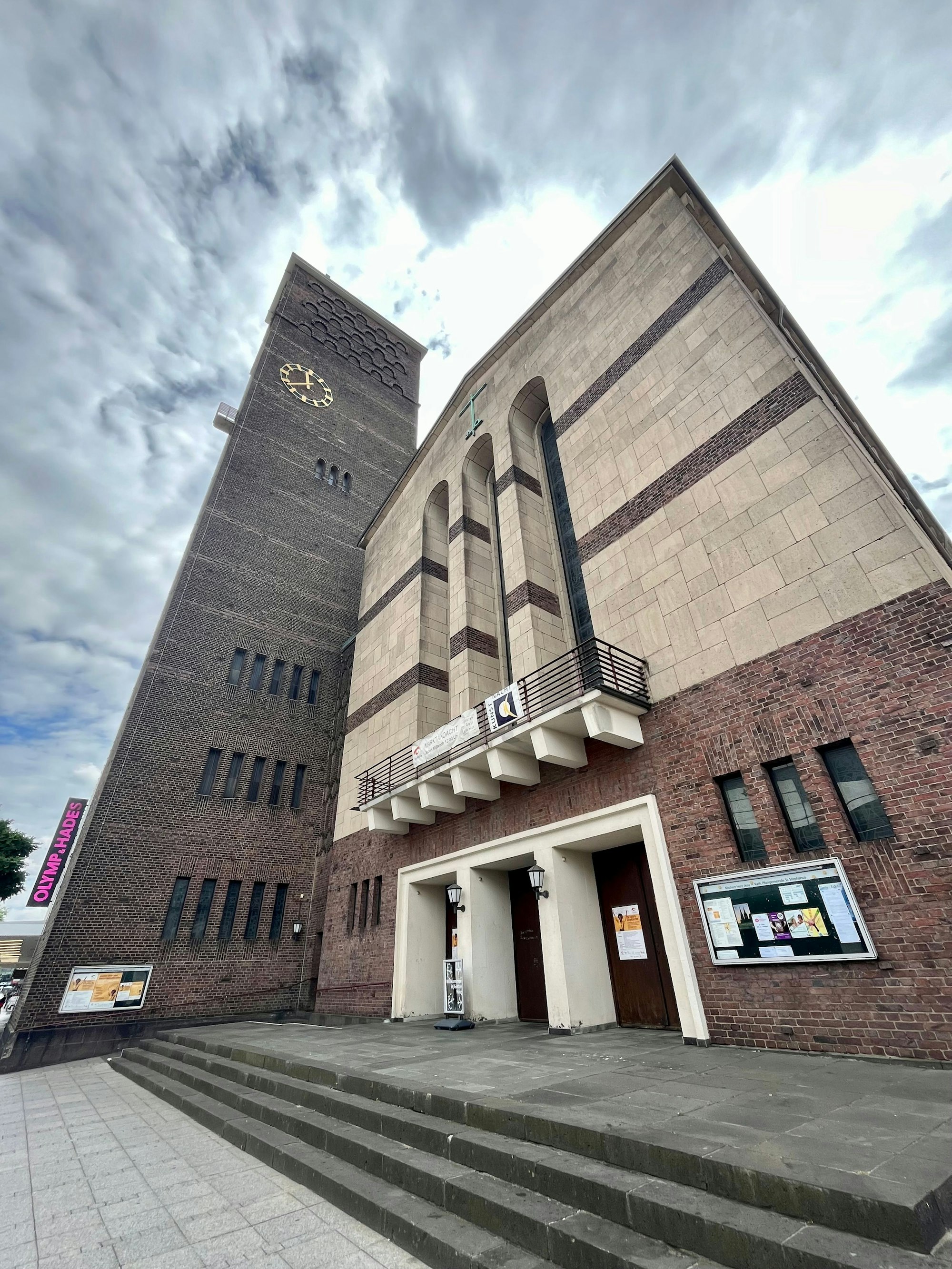 Die Herz-Jesu-Kirche im Zentrum von Wiesdorf