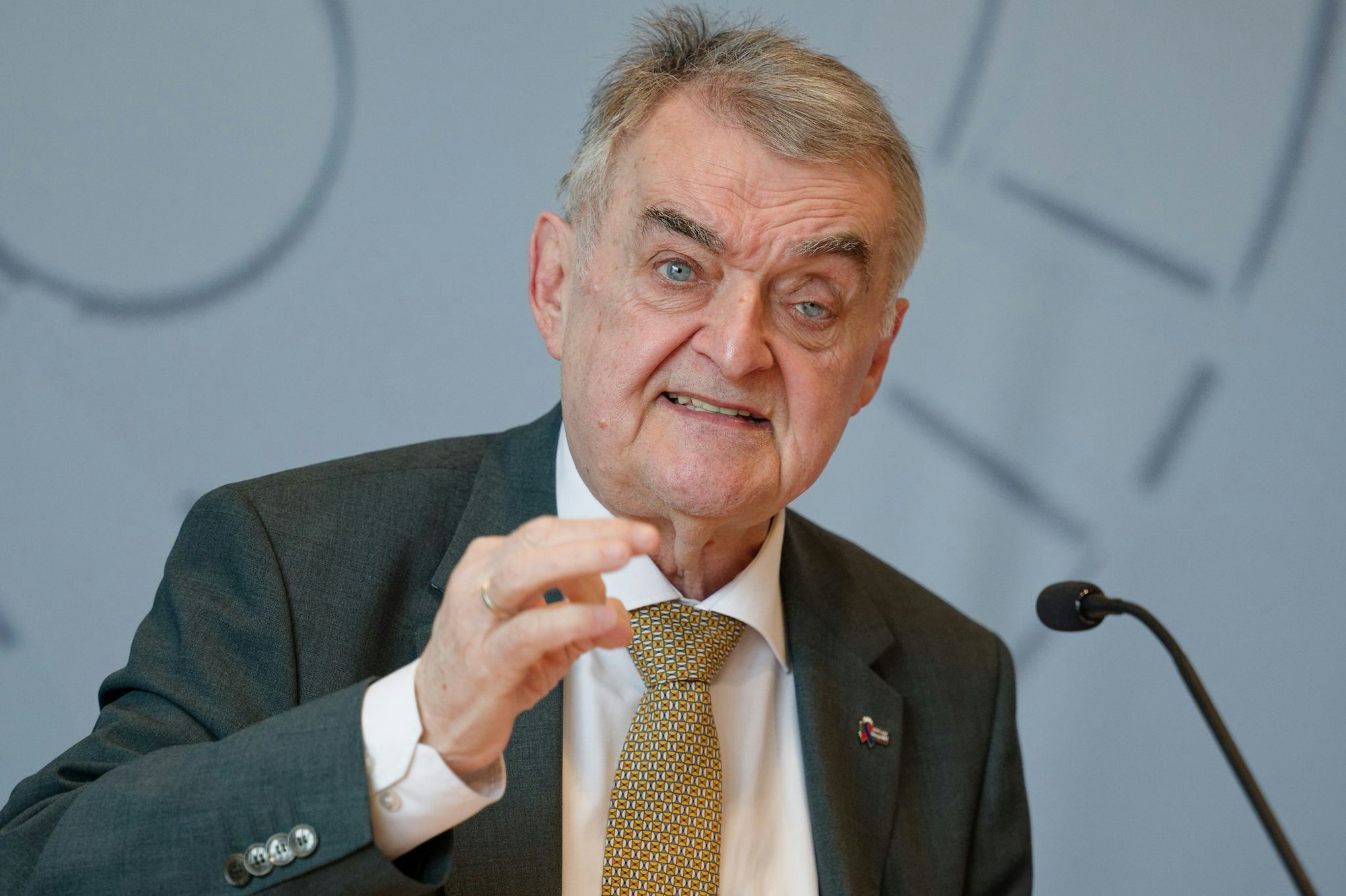 NRW-Innenminister Reul findet, die Täter dürften sich nicht hinter ihren PCs verstecken können. (Archivbild)