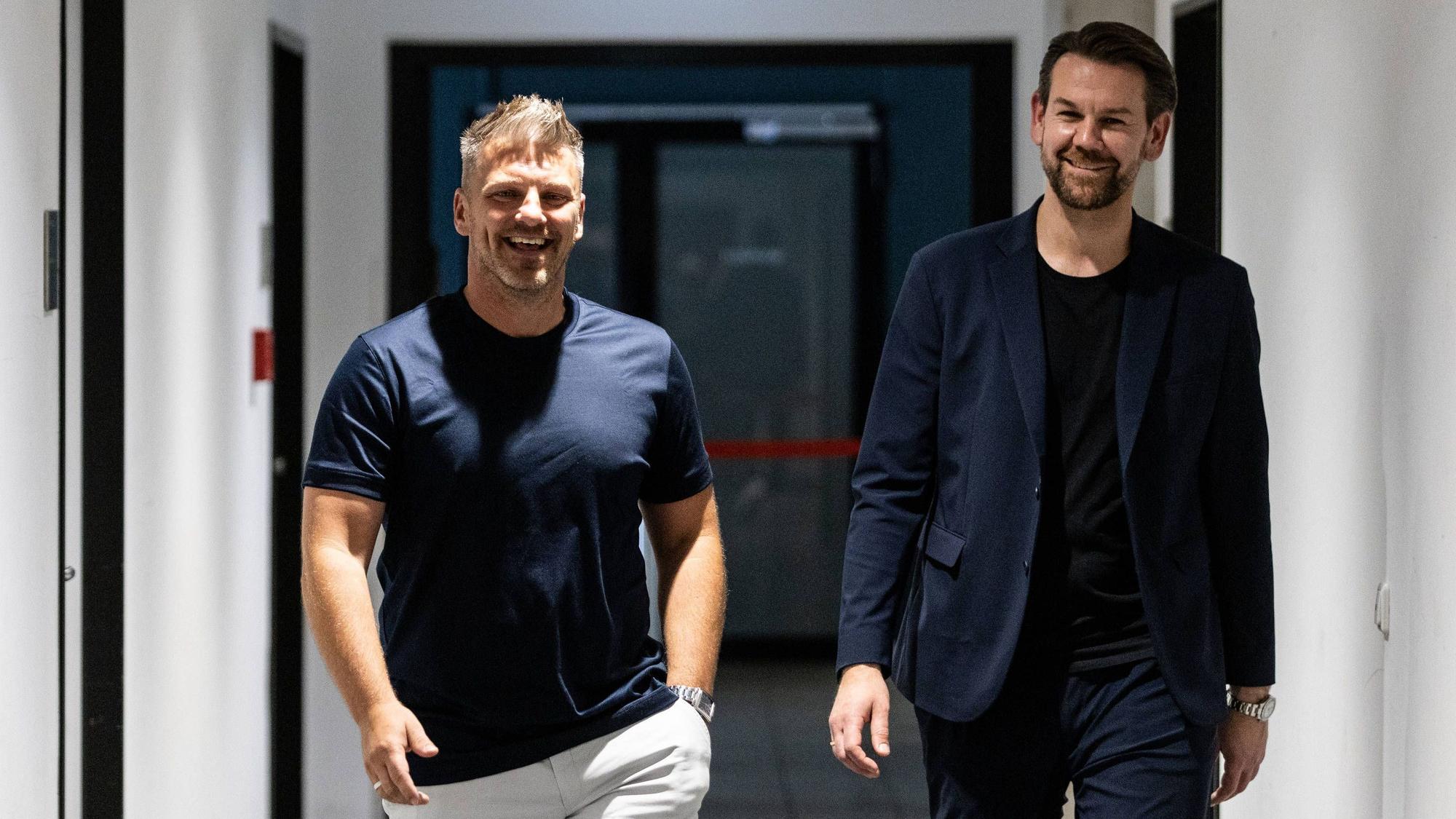 Pressekonferenz: Vorstellung, Lukas Kwasniok, 25.06.2025 Thomas Kessler Sportdirektor, 1.FC Köln, Lukas Kwasniok Cheftrainer, 1.FC Köln gehen durch den Flur zur Pressekonferenz. Pressekonferenz: Vorstellung, Lukas Kwasniok. Neuer FC-Cheftrainer nimmt Arbeit auf, RheinEnergie Stadion, 25.06.2025 *** Press conference presentation, Lukas Kwasniok, 25 06 2025 Thomas Kessler Sports Director, 1 FC Köln , Lukas Kwasniok Head Coach, 1 FC Köln walk through the hallway to the press conference Press conference presentation, Lukas Kwasniok New FC Head Coach starts work, RheinEnergie Stadium, 25 06 2025 Copyright: xBEAUTIFULxSPORTS/Buriakovx