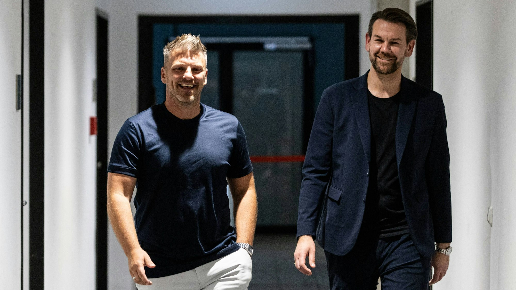 Pressekonferenz: Vorstellung, Lukas Kwasniok, 25.06.2025 Thomas Kessler Sportdirektor, 1.FC Köln, Lukas Kwasniok Cheftrainer, 1.FC Köln gehen durch den Flur zur Pressekonferenz. Pressekonferenz: Vorstellung, Lukas Kwasniok. Neuer FC-Cheftrainer nimmt Arbeit auf, RheinEnergie Stadion, 25.06.2025 *** Press conference presentation, Lukas Kwasniok, 25 06 2025 Thomas Kessler Sports Director, 1 FC Köln , Lukas Kwasniok Head Coach, 1 FC Köln walk through the hallway to the press conference Press conference presentation, Lukas Kwasniok New FC Head Coach starts work, RheinEnergie Stadium, 25 06 2025 Copyright: xBEAUTIFULxSPORTS/Buriakovx