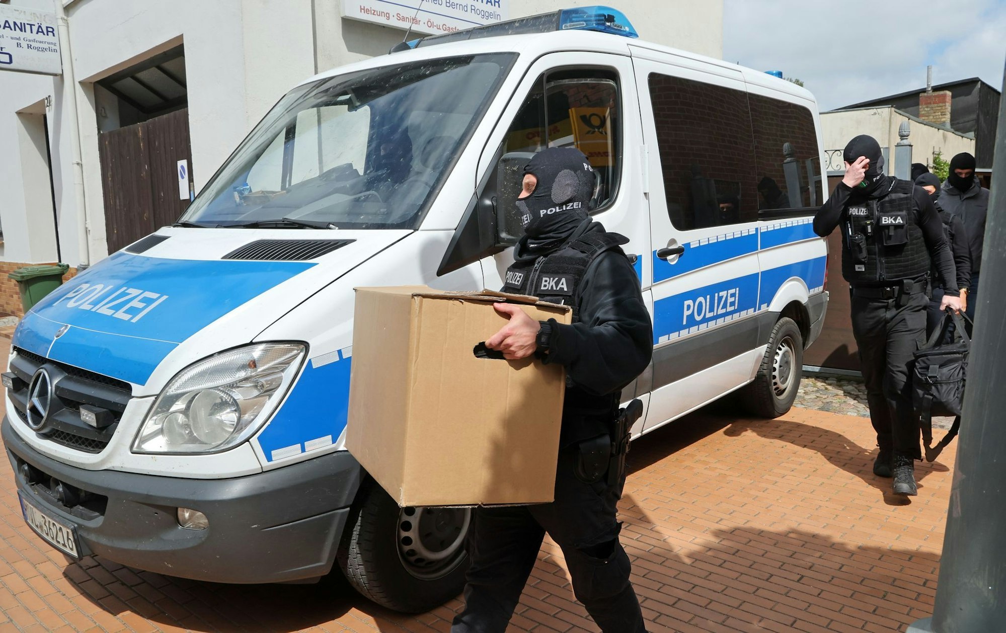 Insgesamt sitzen inzwischen acht mutmaßliche Mitglieder der rechtsextremistischen Vereinigung «Letzte Verteidigungswelle» in Untersuchungshaft.