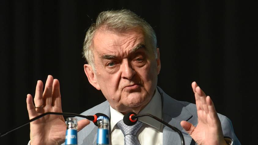 Zu sehen ist NRW-Innenminister Herbert Reul an einem