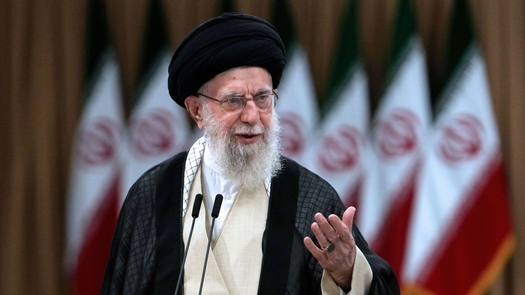 ARCHIV - 05.07.2024, Iran, Teheran: Irans Religionsführer Ajatollah Ali Chamenei spricht bei der Stimmabgabe für die Präsidentschaftsstichwahl. (zu dpa: «Berichte: Chamenei trifft Vorbereitungen für Nachfolge») Foto: Vahid Salemi/AP/dpa +++ dpa-Bildfunk +++