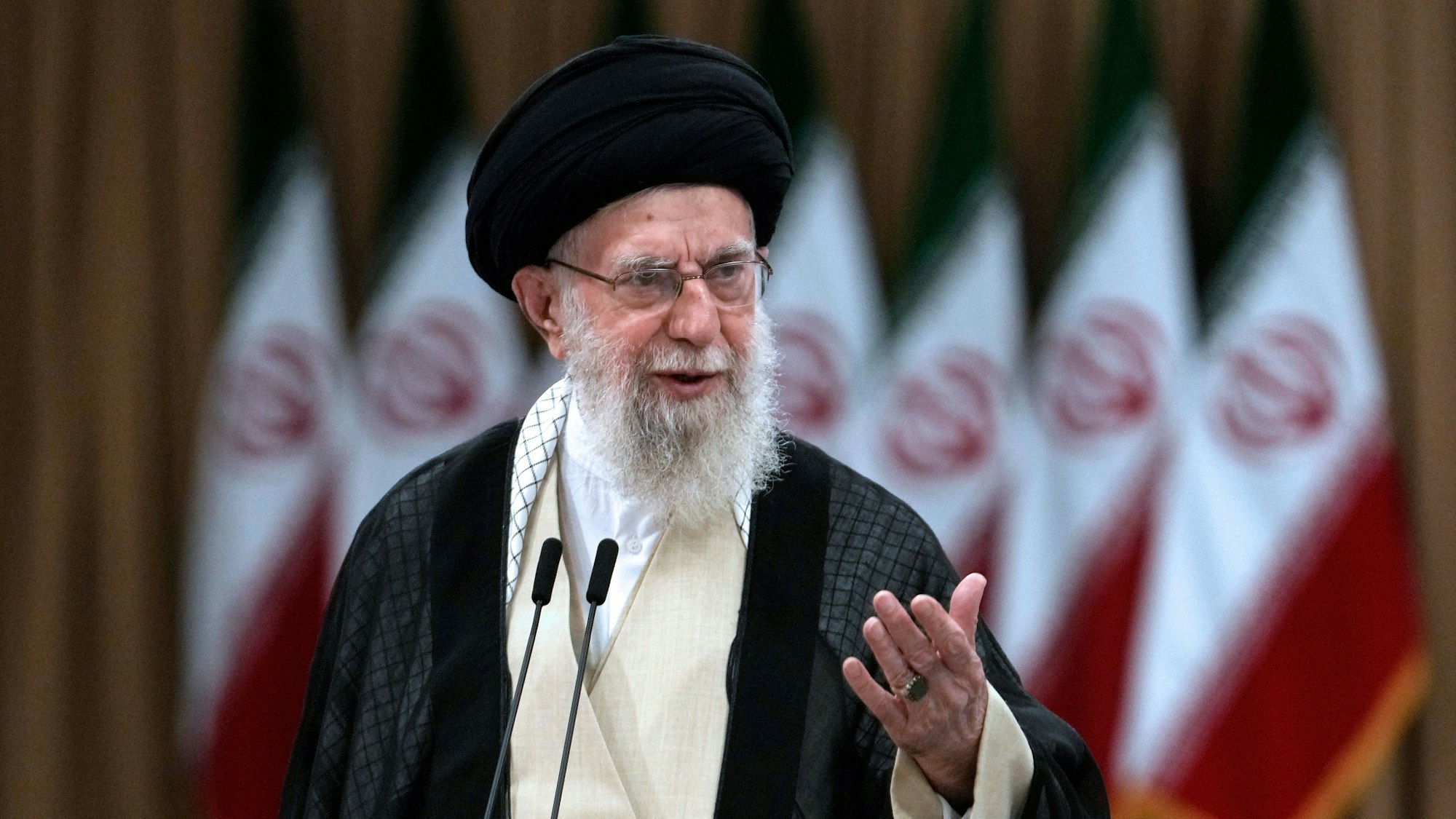 ARCHIV - 05.07.2024, Iran, Teheran: Irans Religionsführer Ajatollah Ali Chamenei spricht bei der Stimmabgabe für die Präsidentschaftsstichwahl. (zu dpa: «Berichte: Chamenei trifft Vorbereitungen für Nachfolge») Foto: Vahid Salemi/AP/dpa +++ dpa-Bildfunk +++