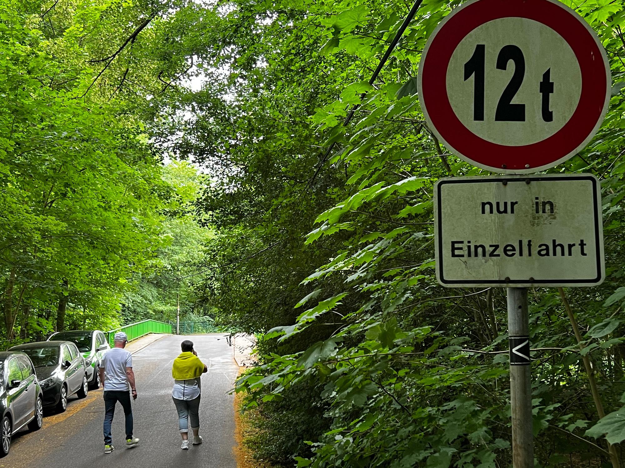 Ein Straßenschild vor einer Brücke