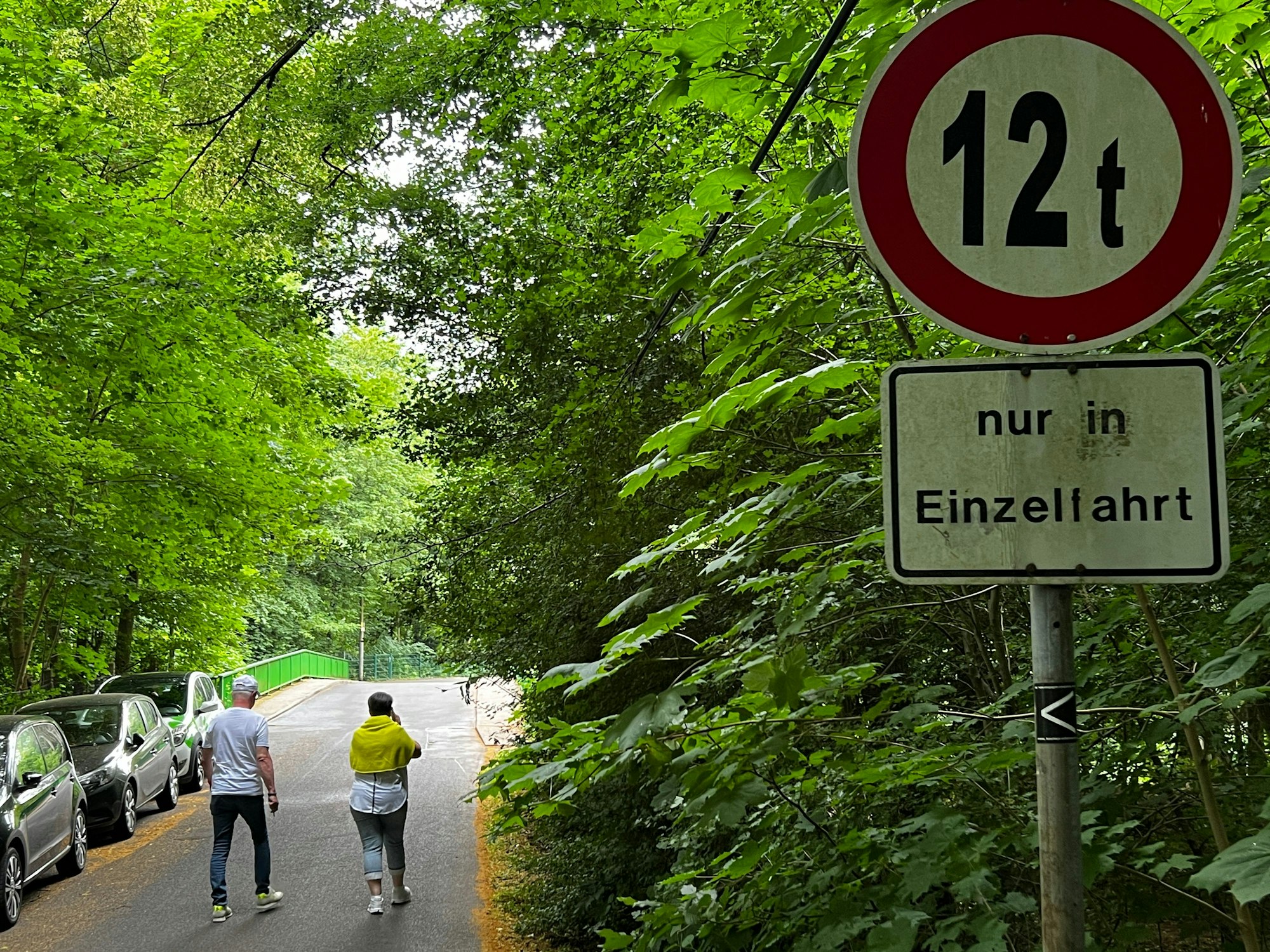 Ein Straßenschild vor einer Brücke