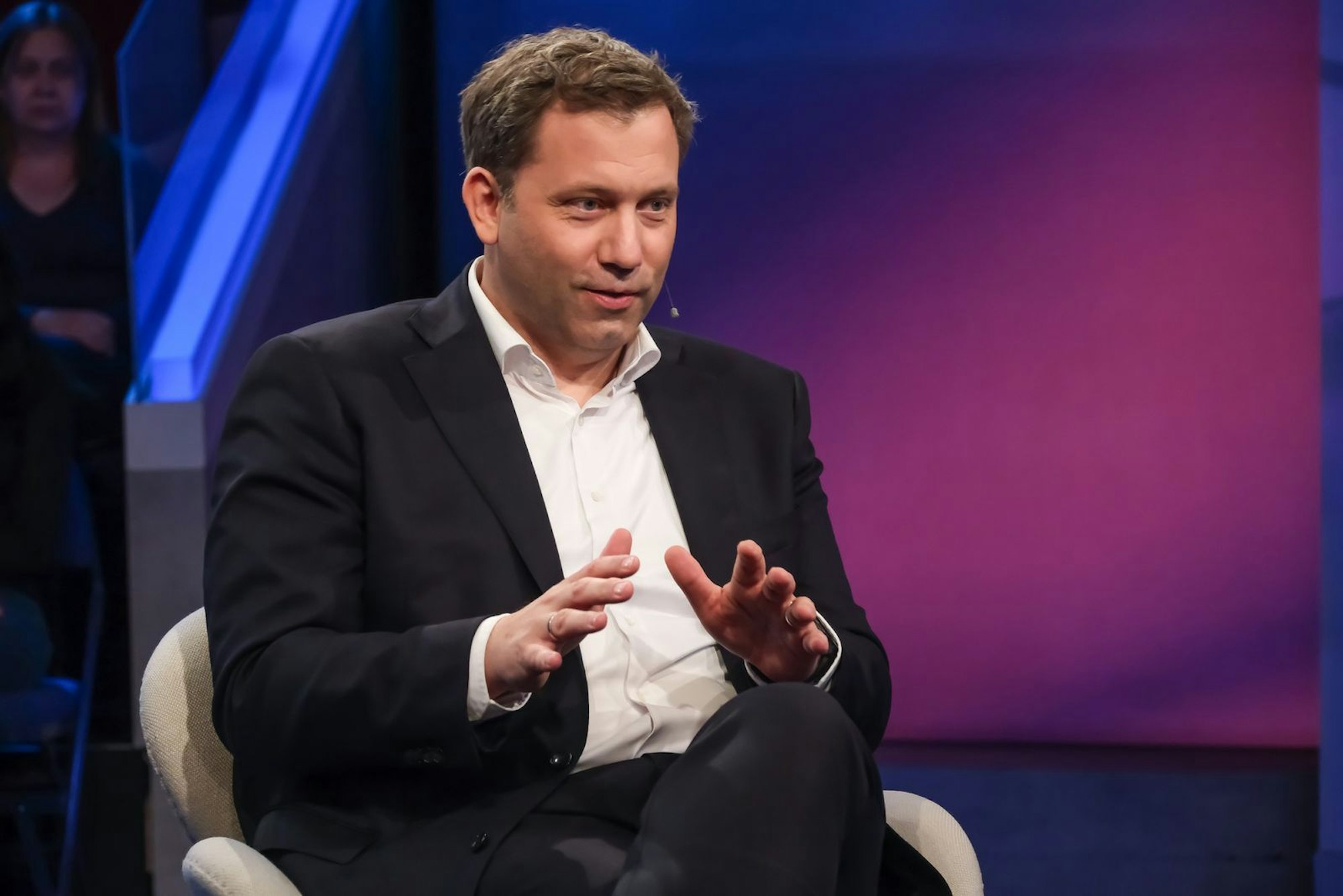Man wolle das Land „wirtschaftlich verändern“, kündigt Lars Klingbeil an. (Bild: WDR/Oliver Ziebe)