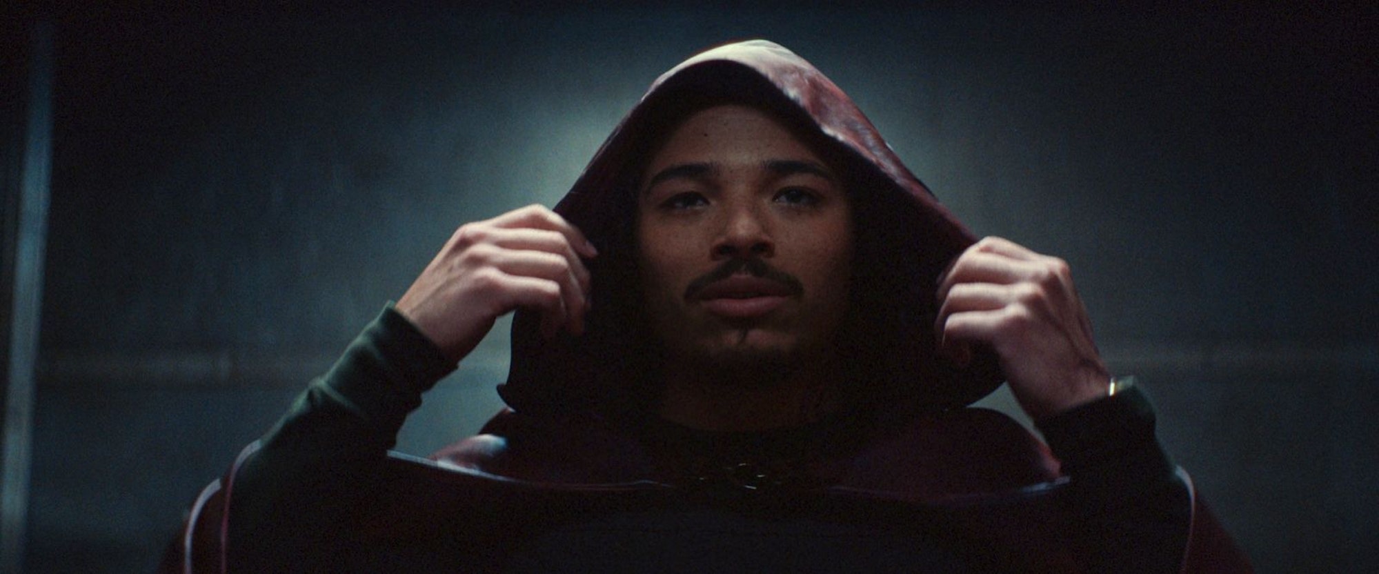The Hood (Anthony Ramos) wäre gern wie Robin Hood, ist aber nicht ganz so uneigennützig. (Bild: Marvel / Disney + / All Rights Reserved.)