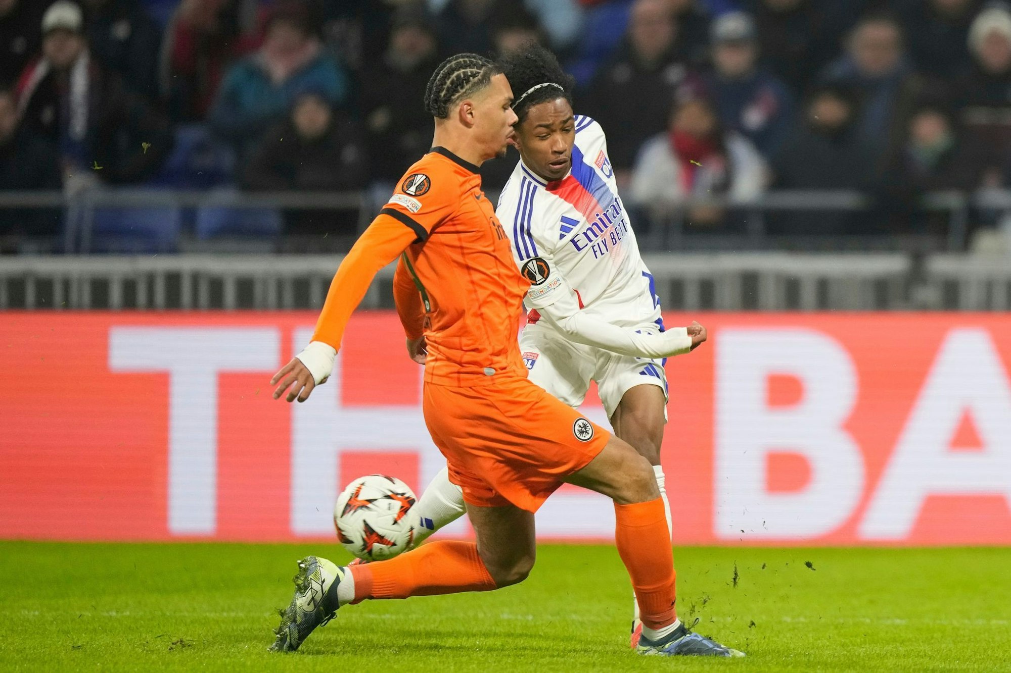 Begehrter Spieler: Malick Fofana (r) von Olympique Lyon - hier im Duell mit Frankfurt's Nnamdi Collins.