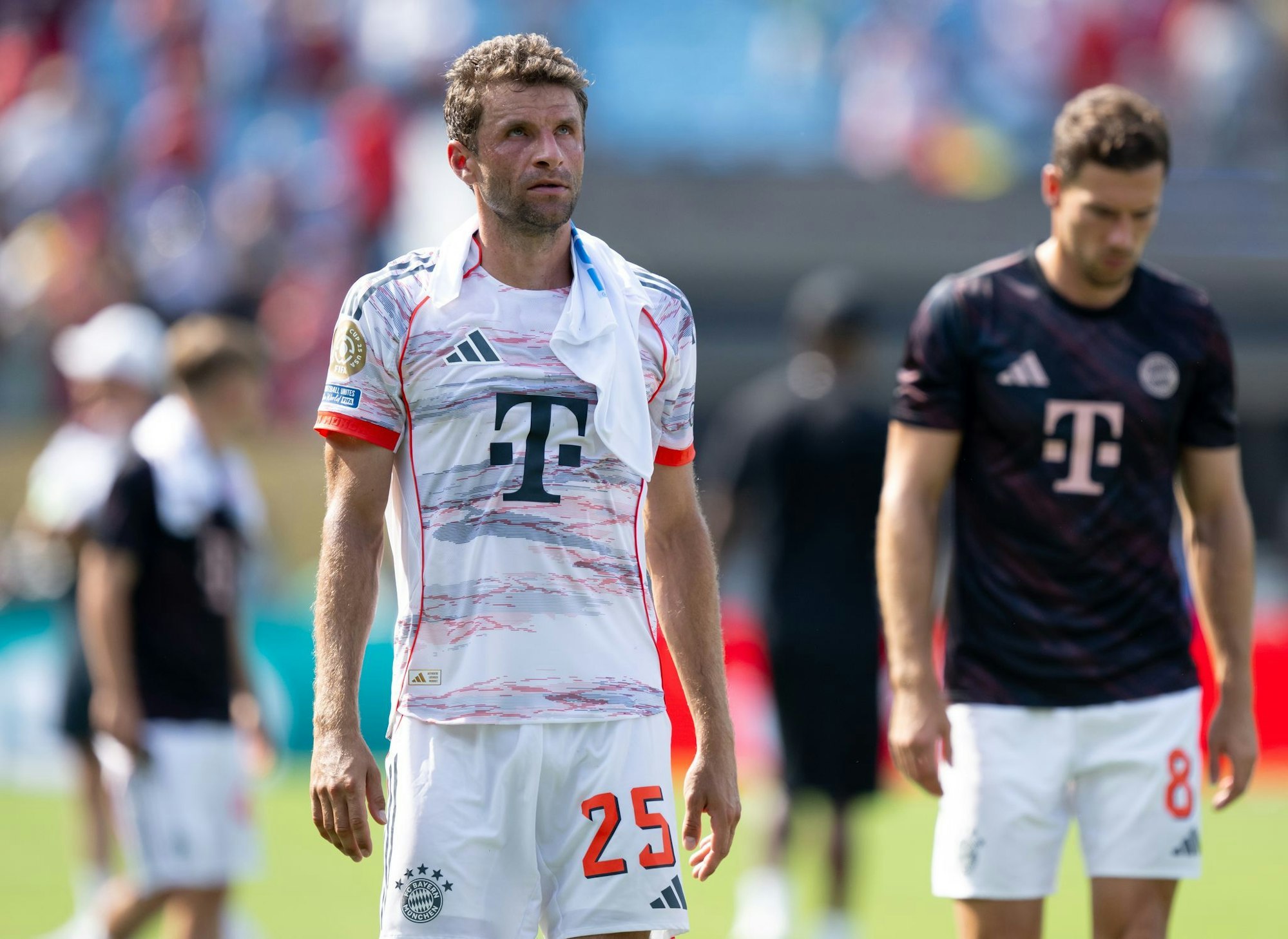 Weiter geht's: Thomas Müller nach dem Spiel mit einem kühlenden Handtuch im Nacken.